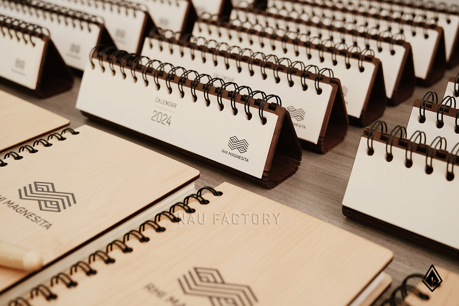 Set sổ, bút và hộp bút gỗ