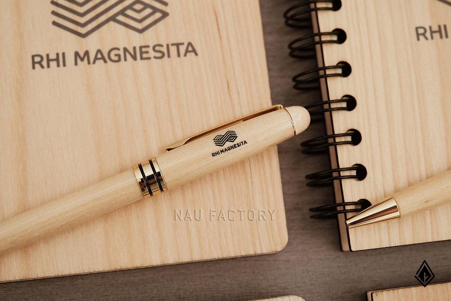 Set sổ, bút và hộp bút gỗ