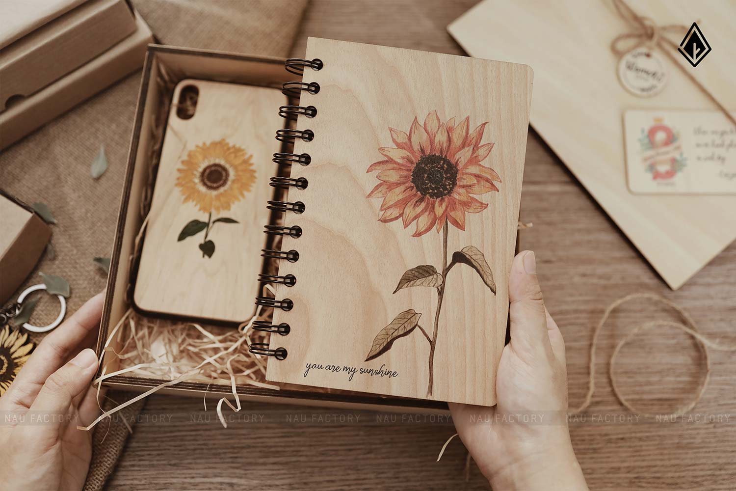 Sổ gỗ hoa hướng dương mang biểu trưng cho hy vọng và lạc quan