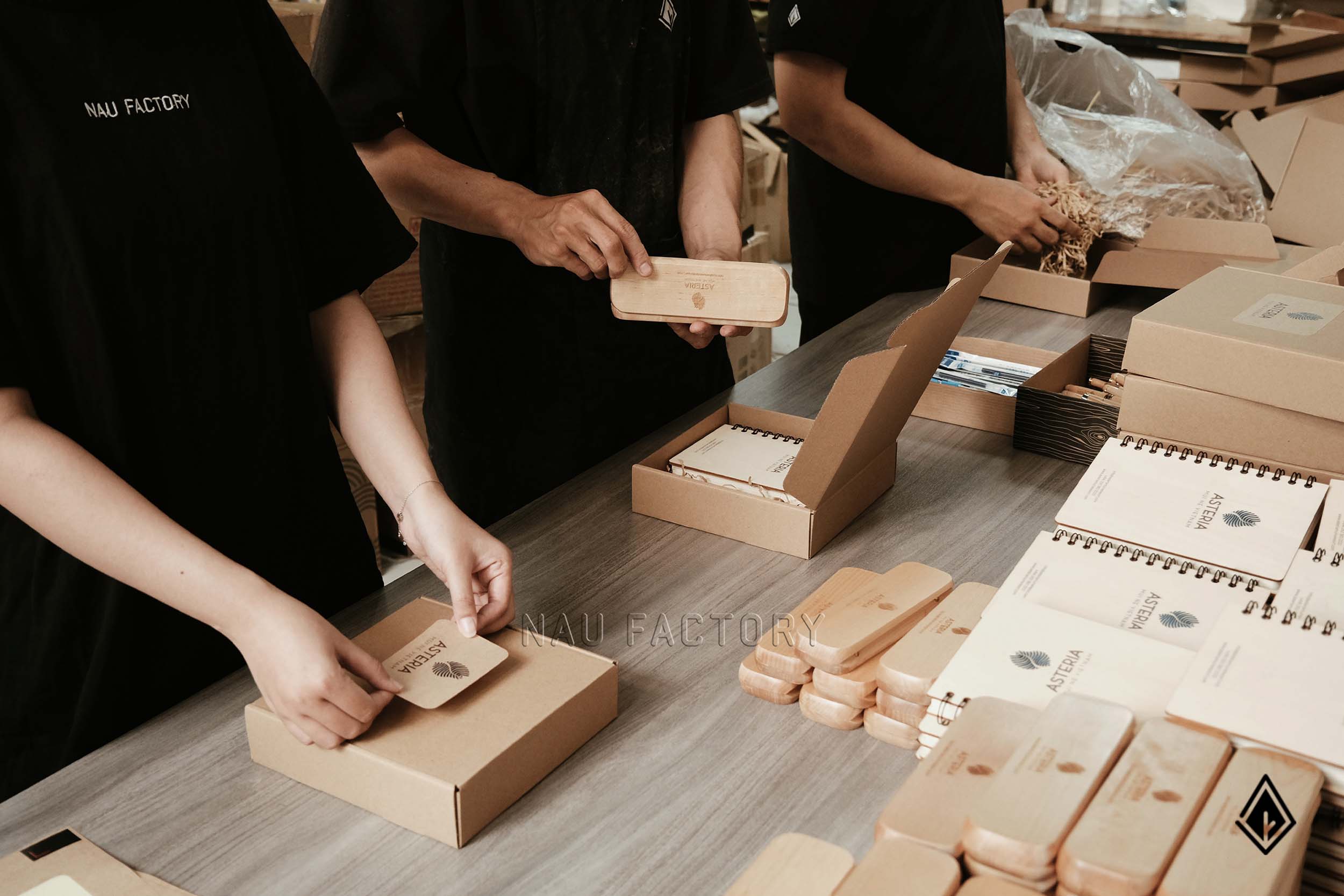 Set sổ tay và bút hộp gỗ Maple mang đậm dấu ấn Asteria Mũi Né