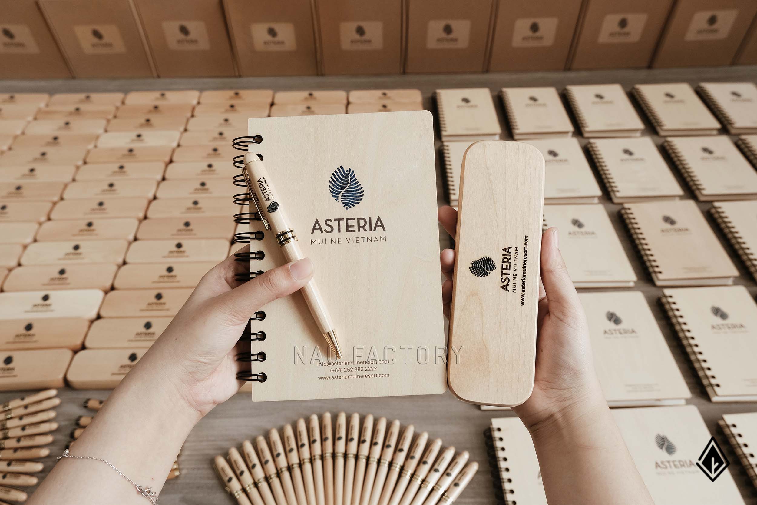 Set sổ tay và bút hộp gỗ Maple mang đậm dấu ấn Asteria Mũi Né
