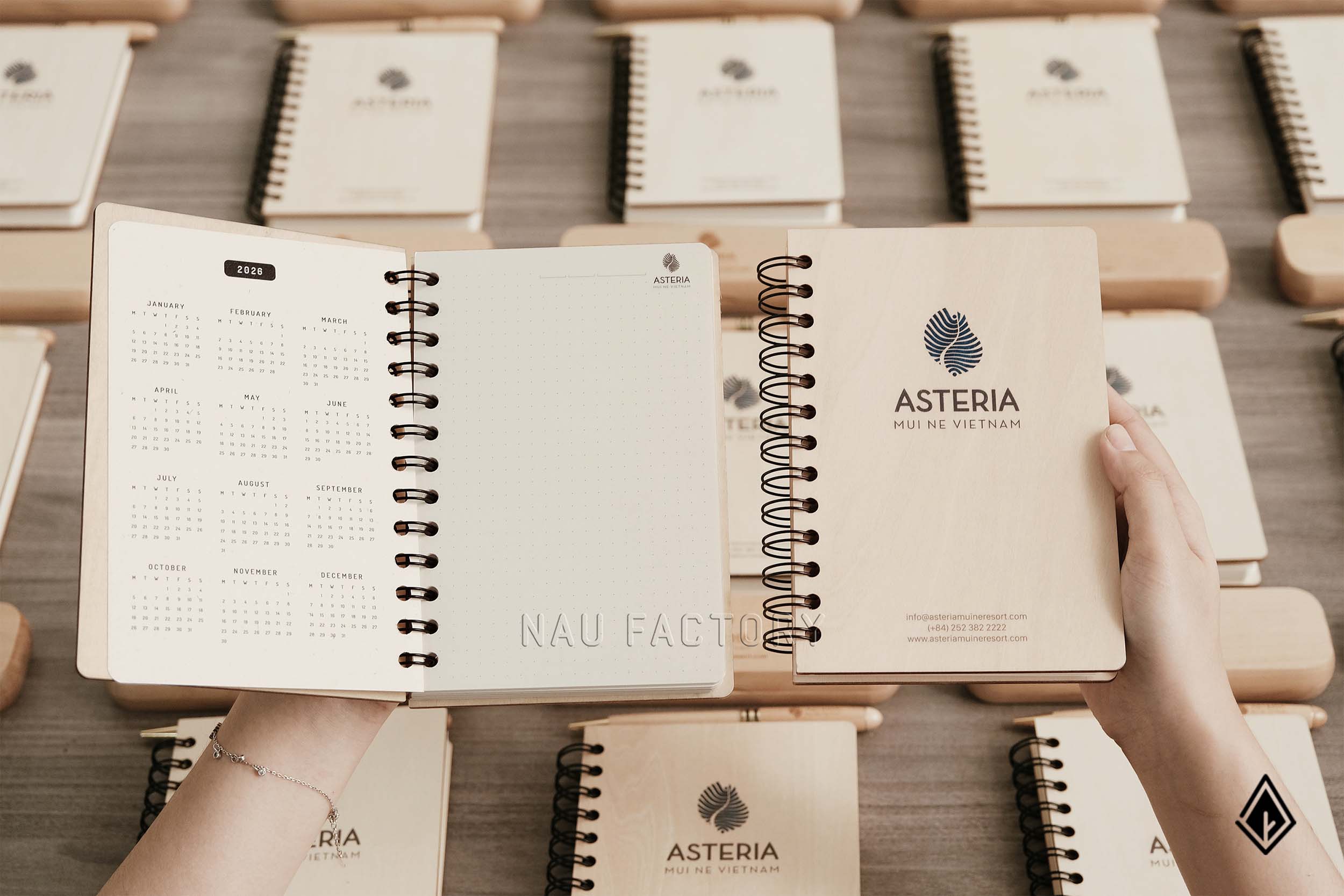 Set sổ tay và bút hộp gỗ Maple mang đậm dấu ấn Asteria Mũi Né