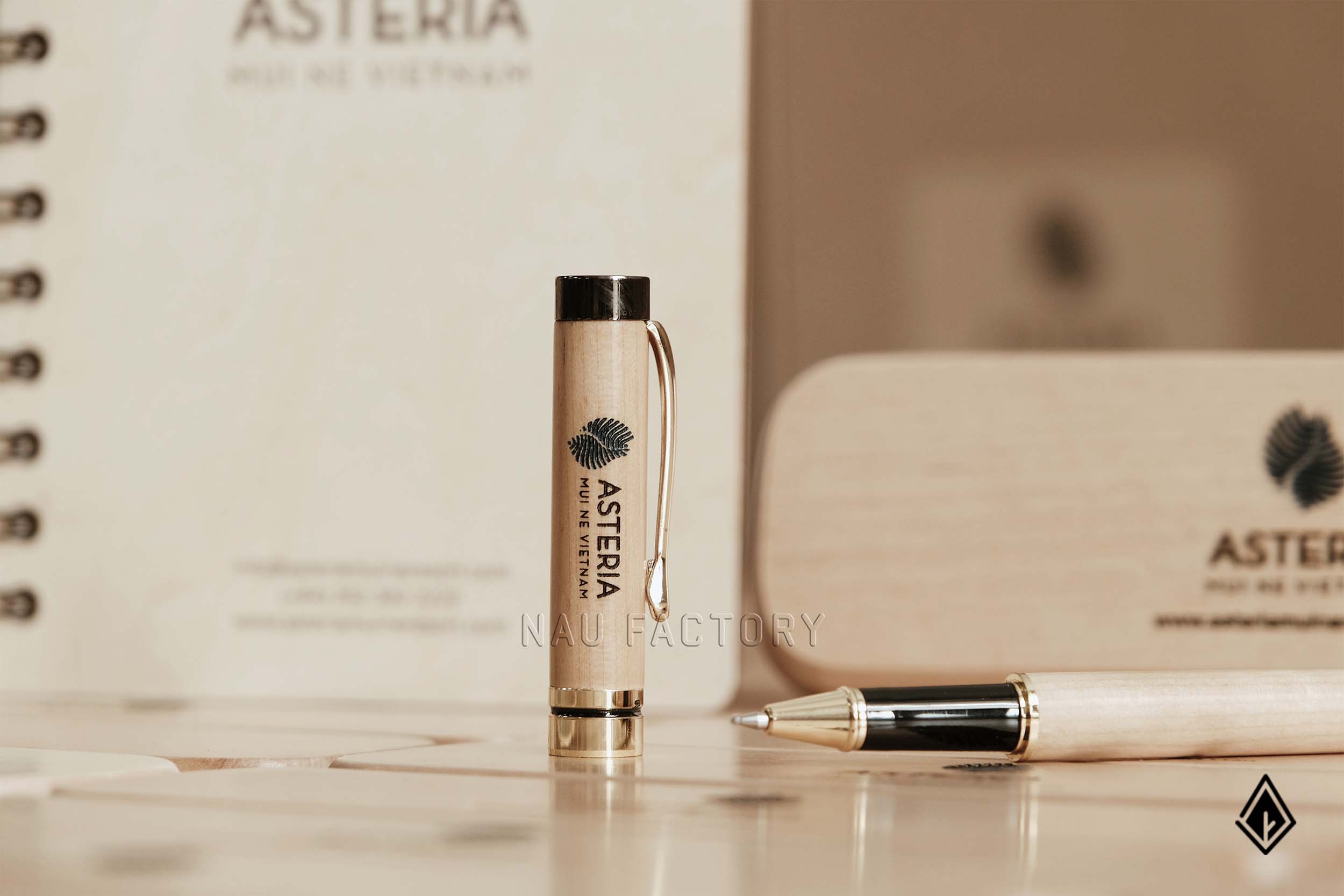 Set sổ tay và bút hộp gỗ Maple mang đậm dấu ấn Asteria Mũi Né