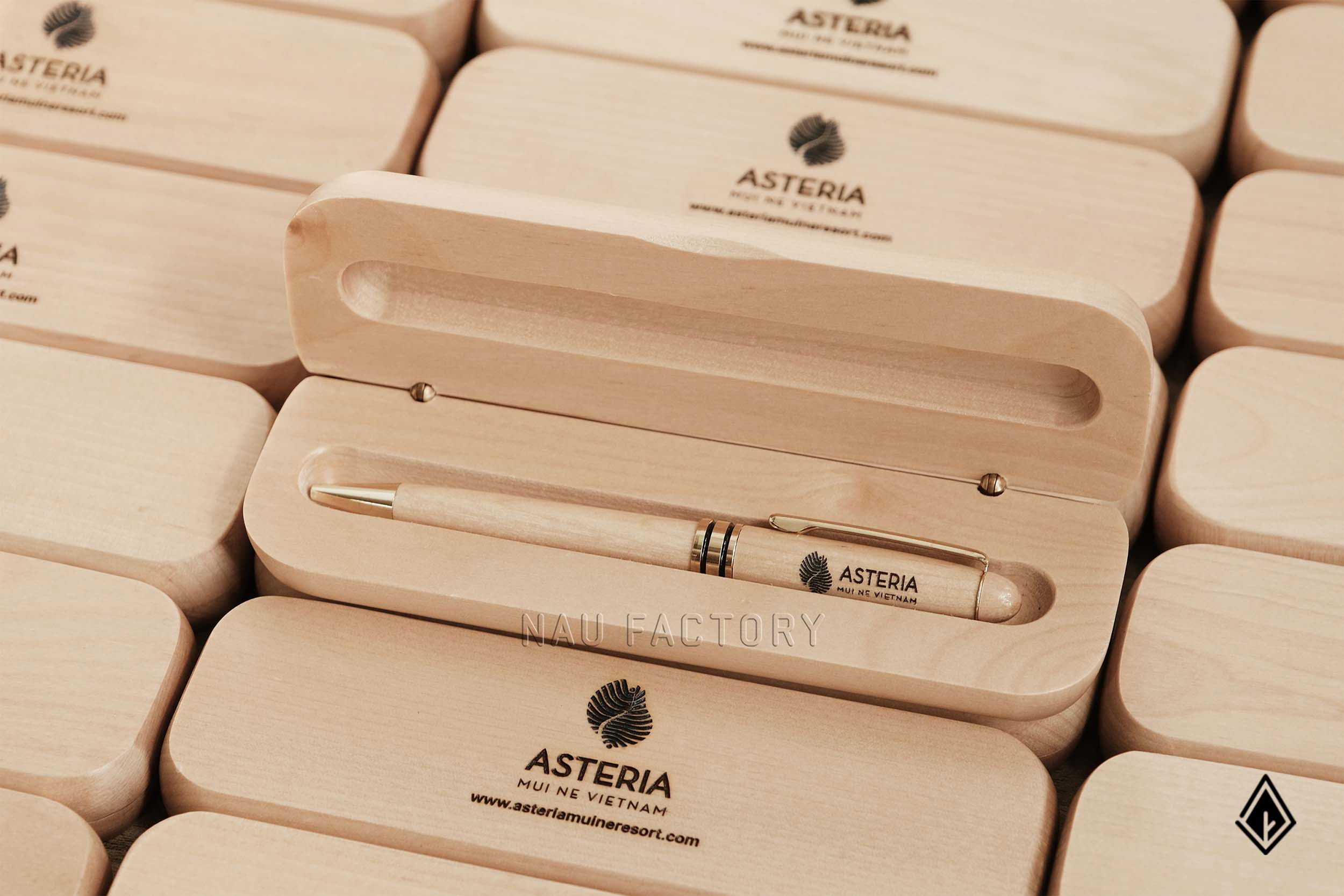 Set sổ tay và bút hộp gỗ Maple mang đậm dấu ấn Asteria Mũi Né
