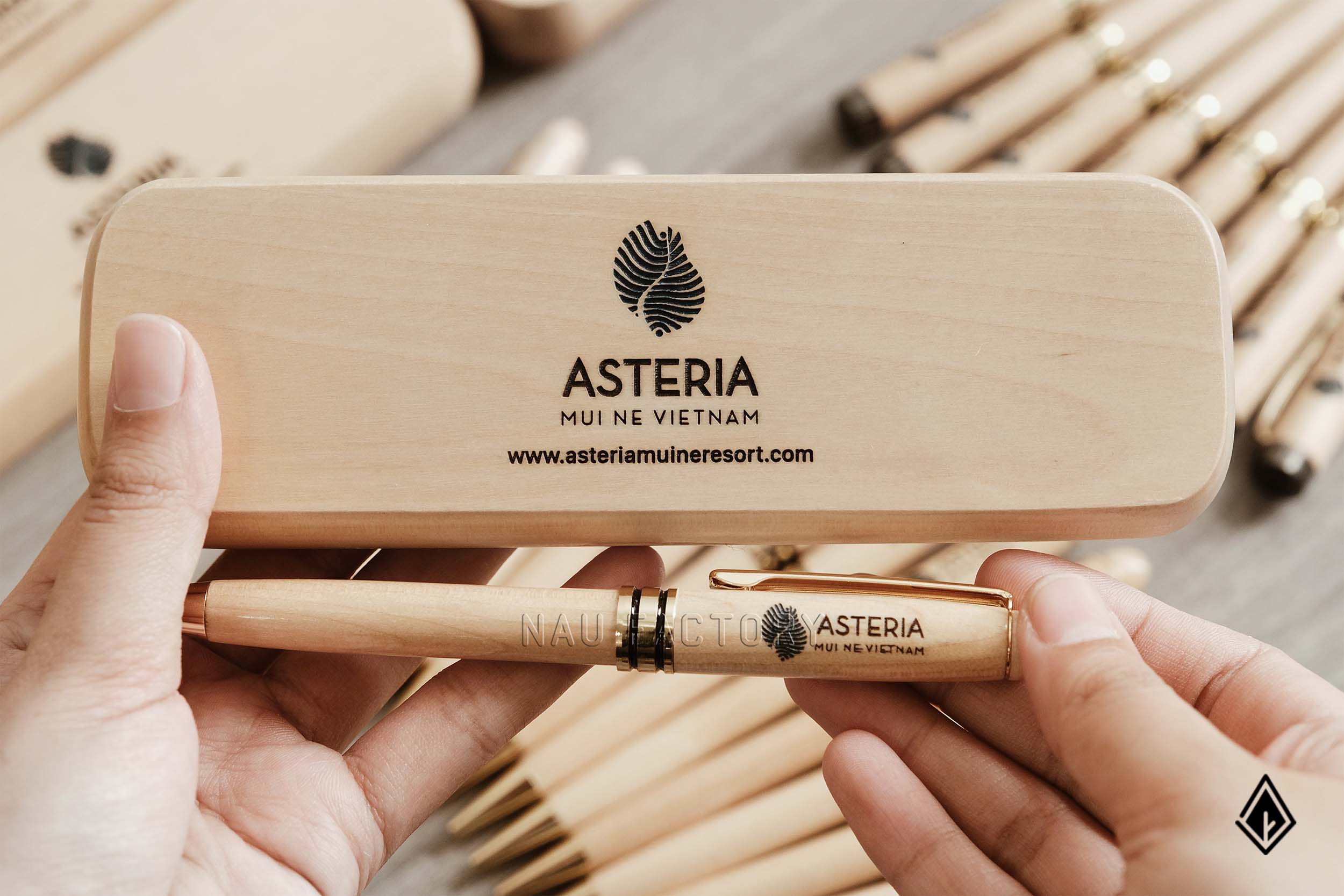 Set sổ tay và bút hộp gỗ Maple mang đậm dấu ấn Asteria Mũi Né