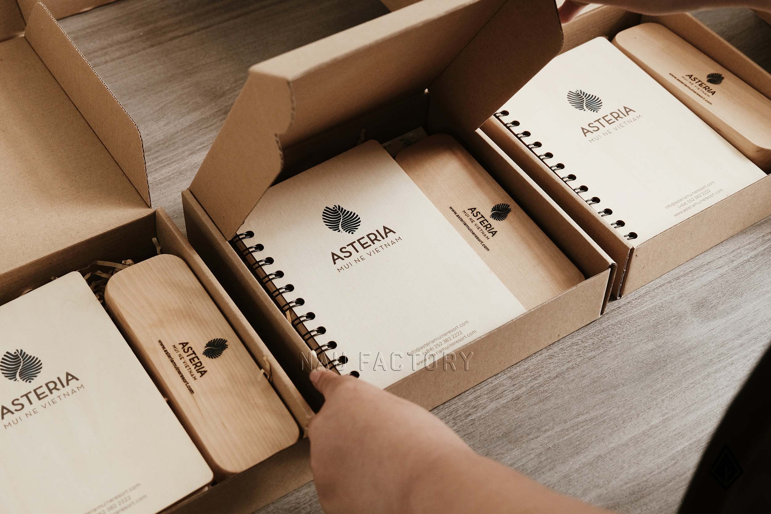 Set sổ tay và bút hộp gỗ Maple mang đậm dấu ấn Asteria Mũi Né