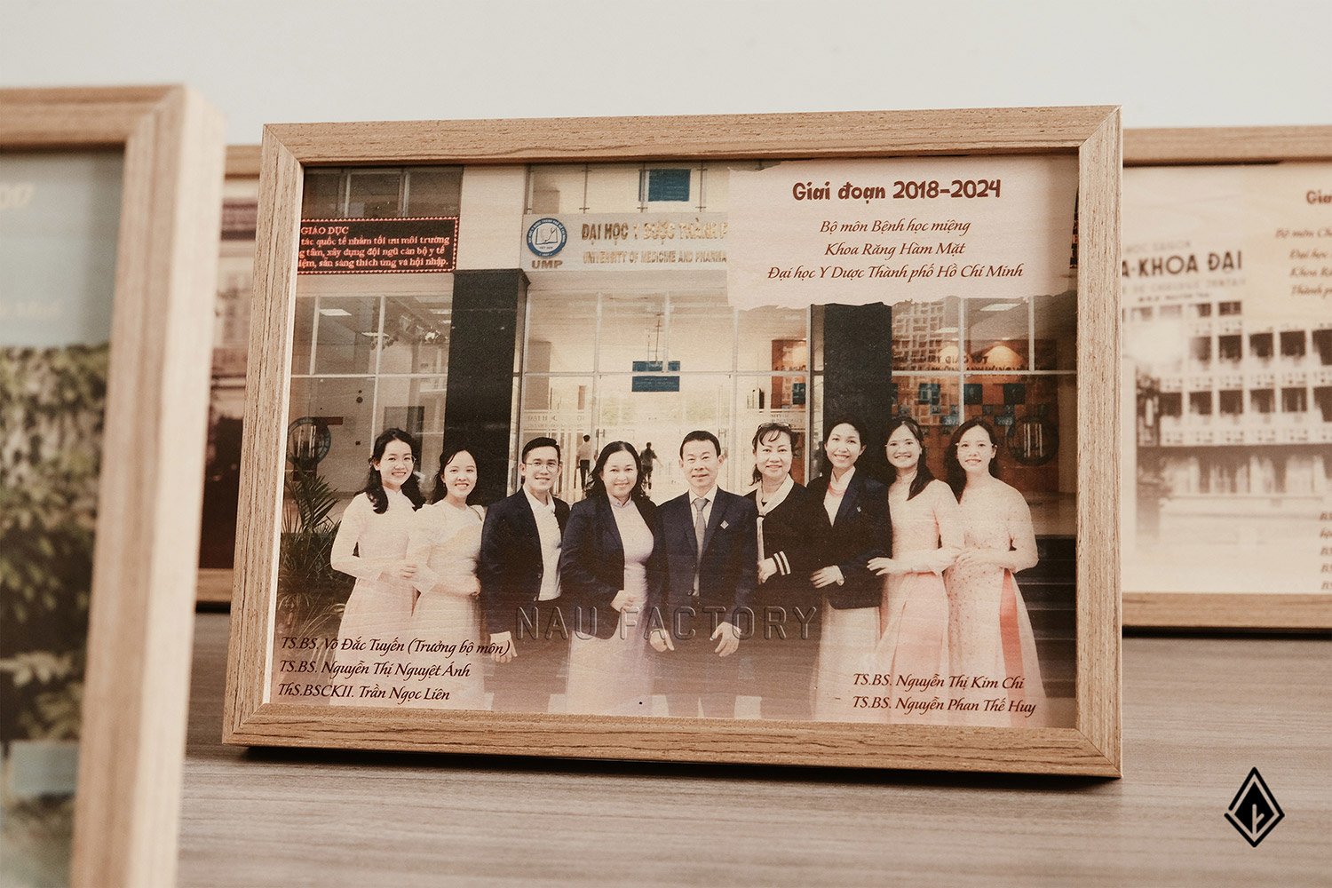 Tranh gỗ để bàn in hình
