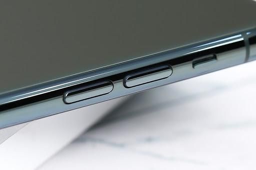 Phần nút bên hông của iPhone 11 Pro Max
