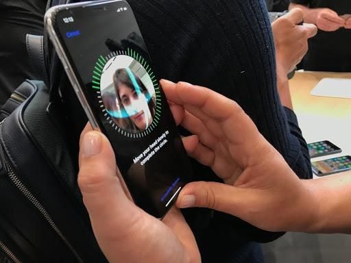 Face ID của iPhone 11 Pro Max có thể nhận dạng nhiều góc khác nhau của gương mặt