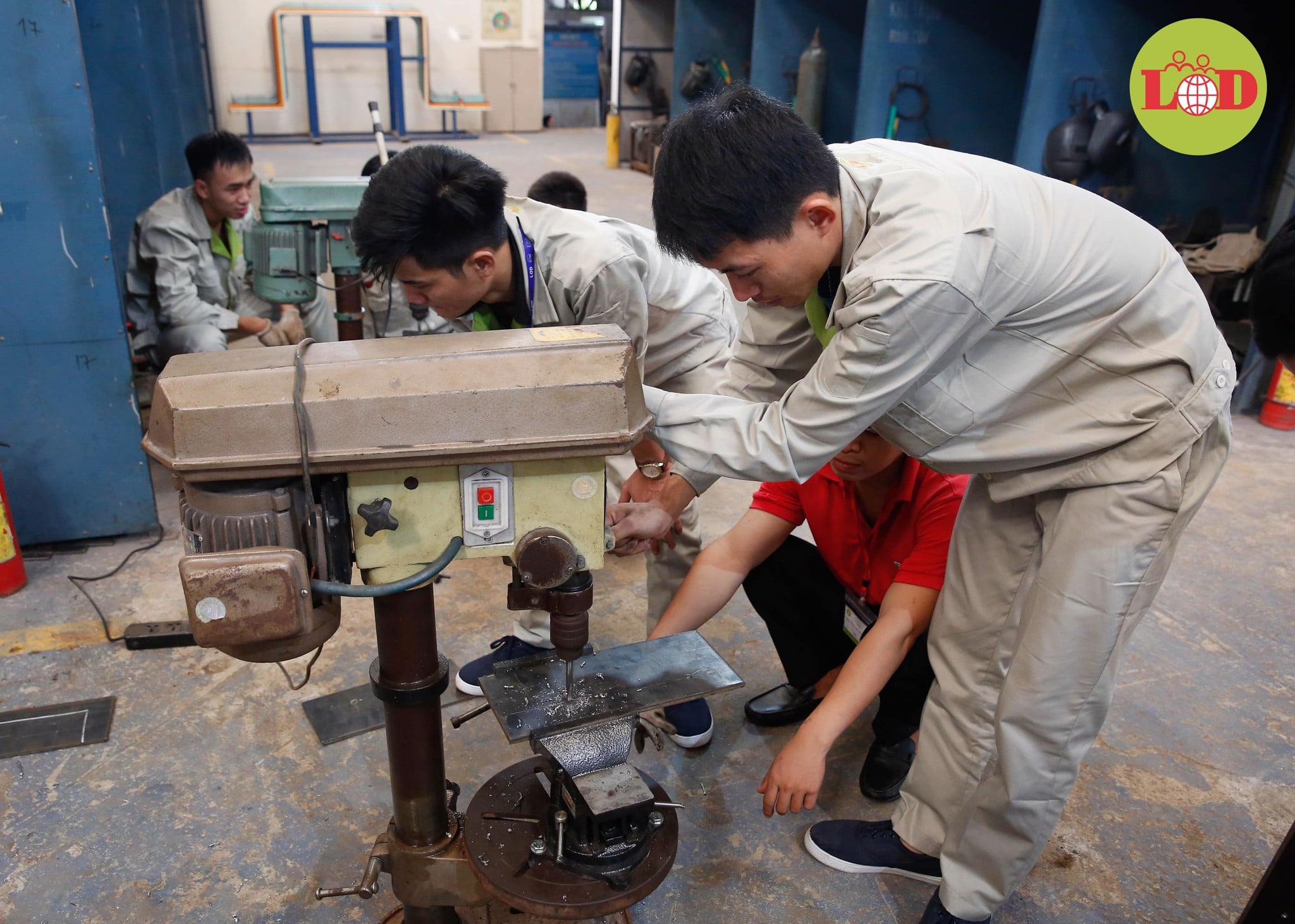 Tuyển dụng 2 nam nghề đứng máy tiện