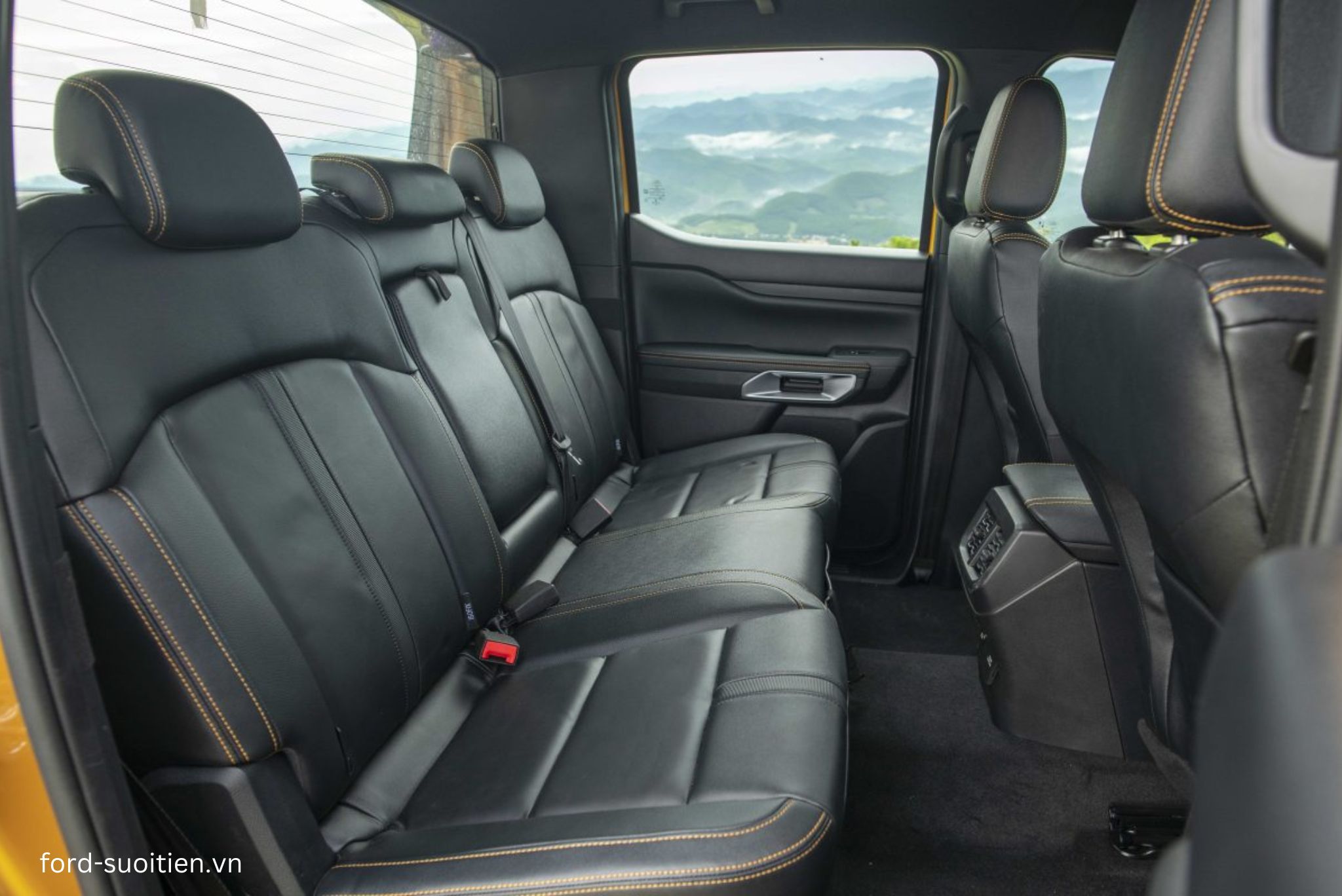 Ford Ranger 2025 đi kèm 3 tựa đầu ở hàng ghế sau
