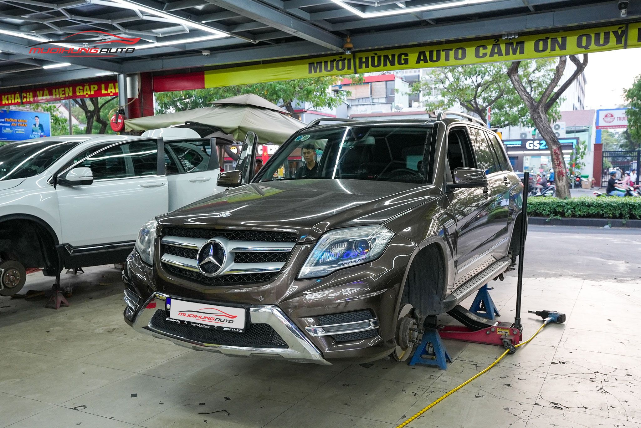 Dán tấm dán chống nổ lốp cho xe Mercedes GLK 250