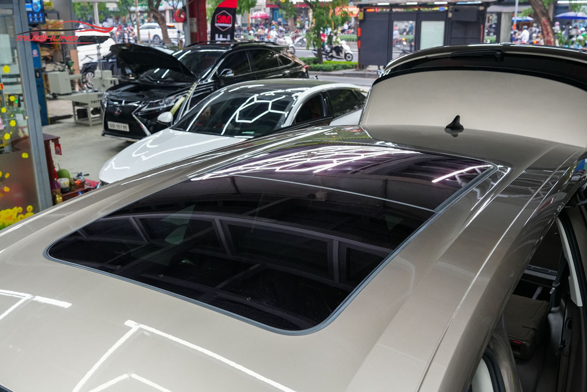 Trước khi dán phim PPF TPU SUNROOF cách nhiệt cửa sổ trời xe Volkswagen Viloran