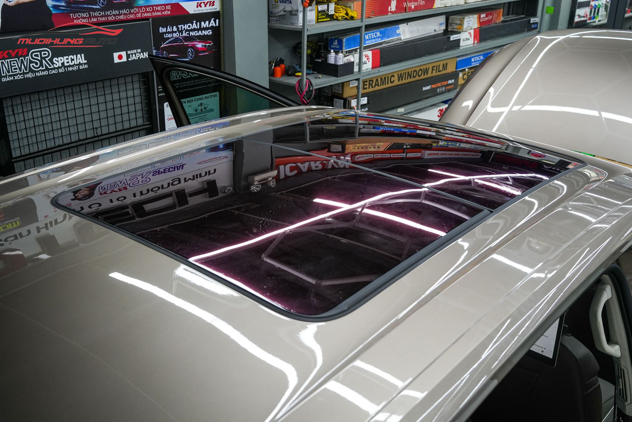 Sau khi dán phim PPF TPU SUNROOF cách nhiệt cửa sổ trời xe Volkswagen Viloran