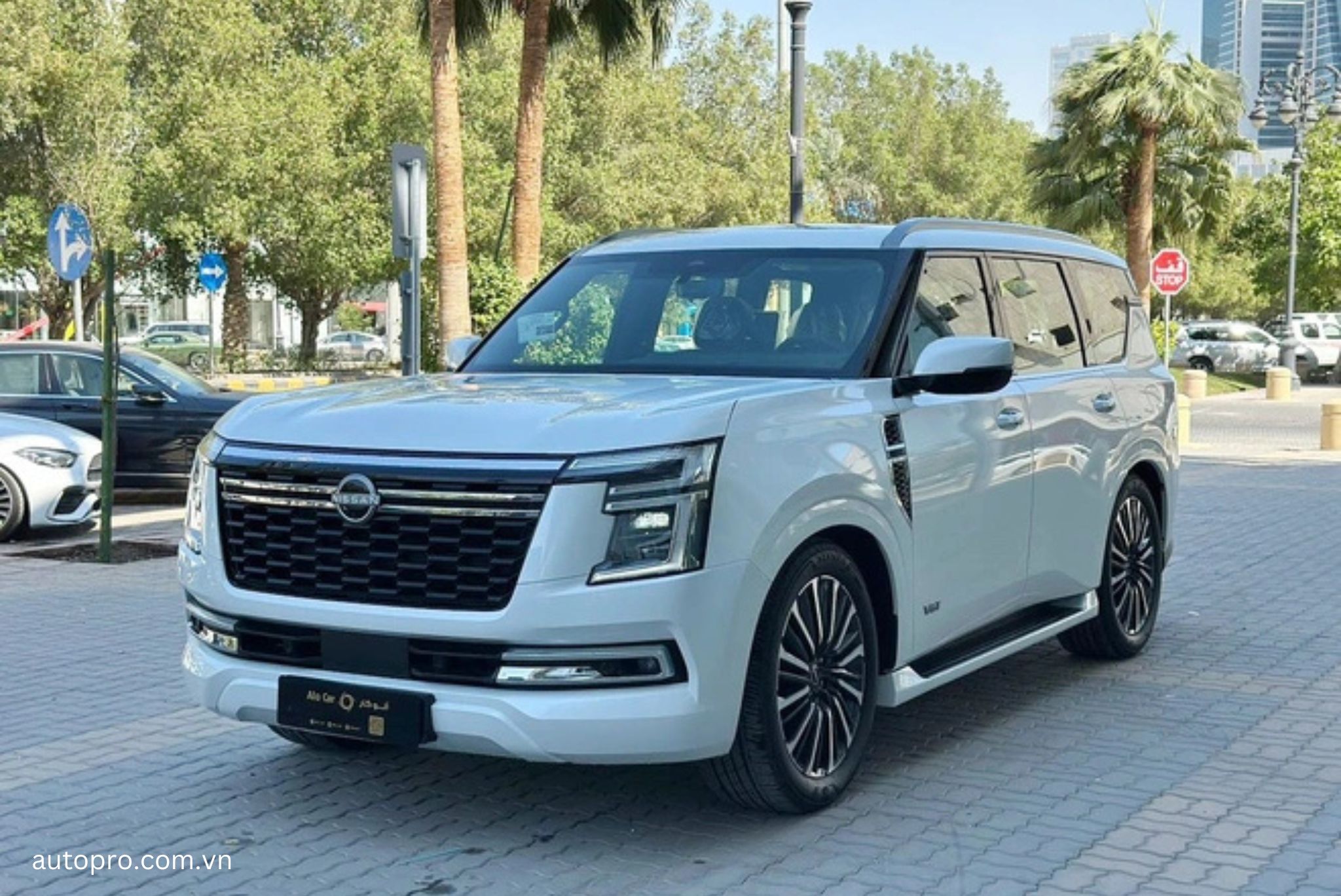 Nissan Patrol 2025 kết hợp đèn pha LED và đèn LED chạy ban ngày