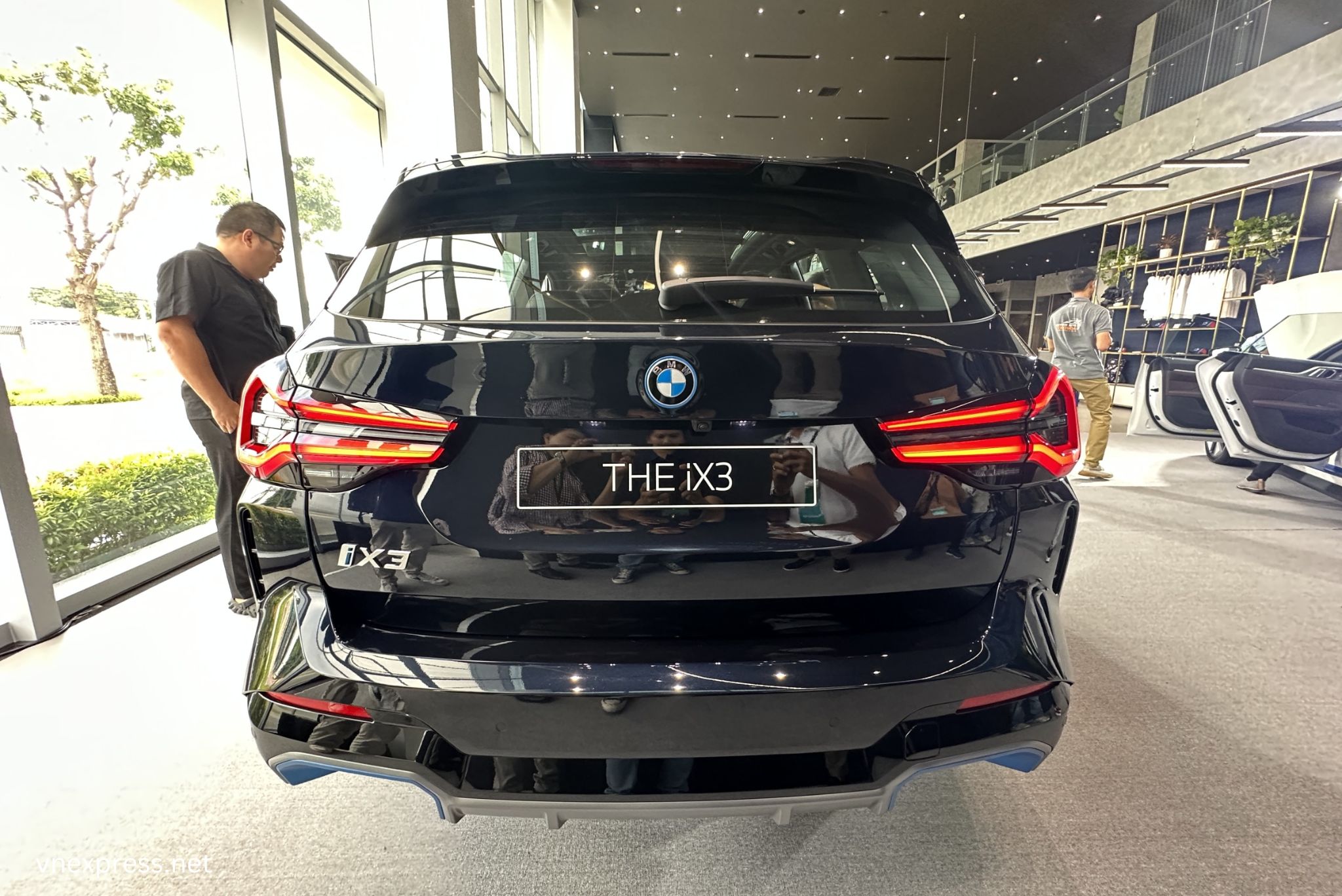 BMW iX3 2025 thay đổi thiết kế đuôi xe với nhiều chi tiết mới mẻ