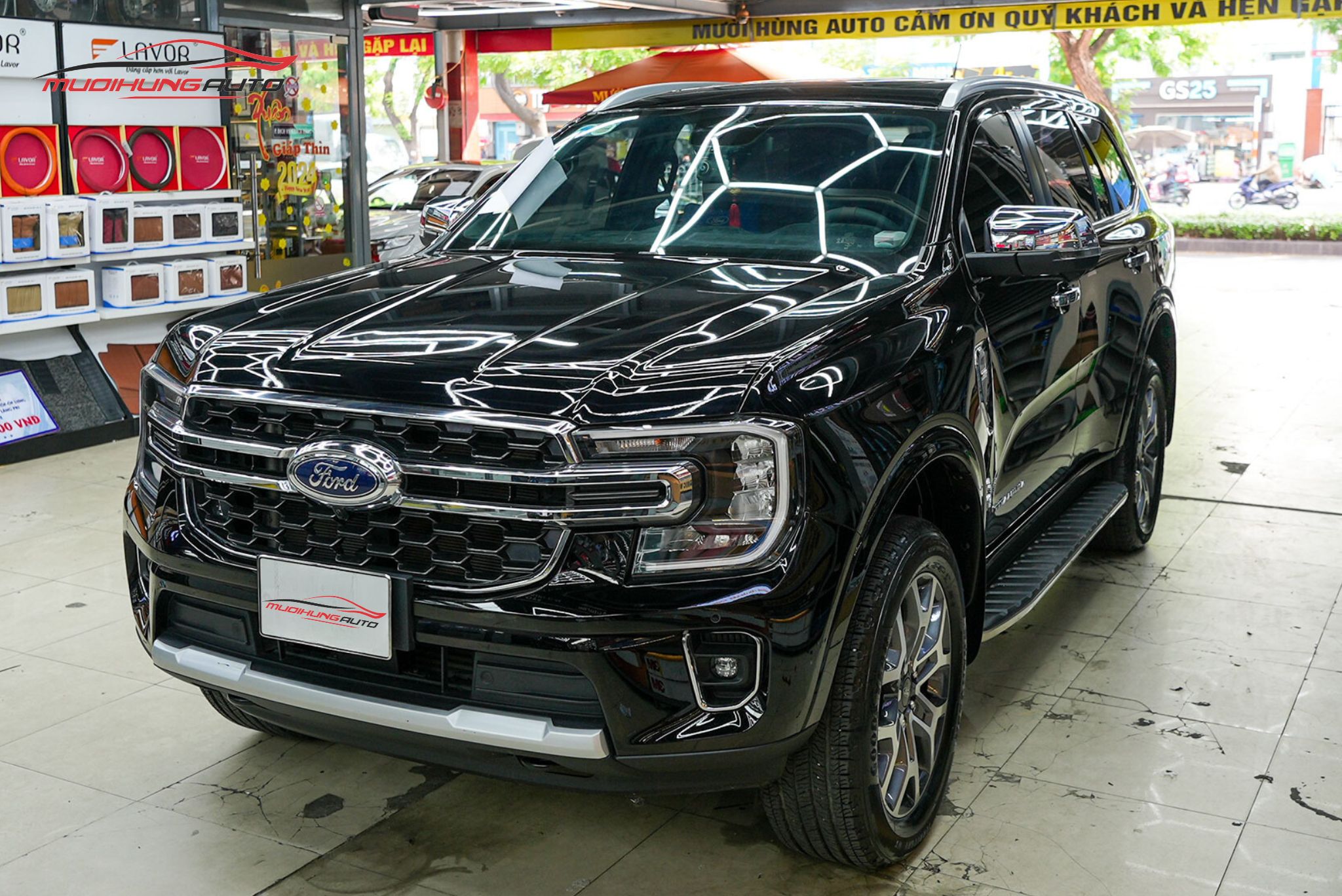 Trước khi lắp baga mui Yaki 129cm CP-439 cho xe Ford Everest 2023