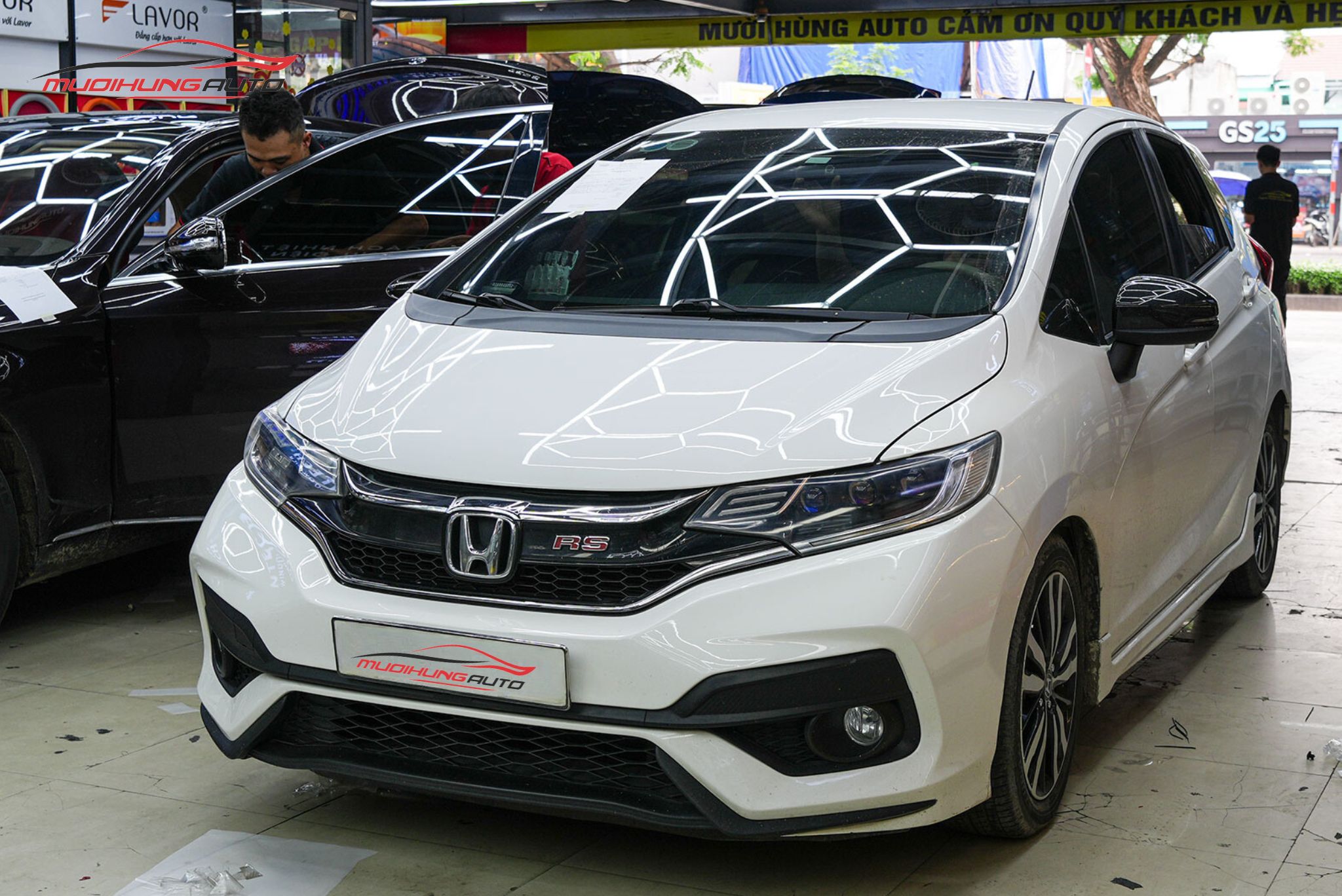 Trước khi lắp baga mui Yaki 129cm CP-439 cho xe Kia Sportage 2022