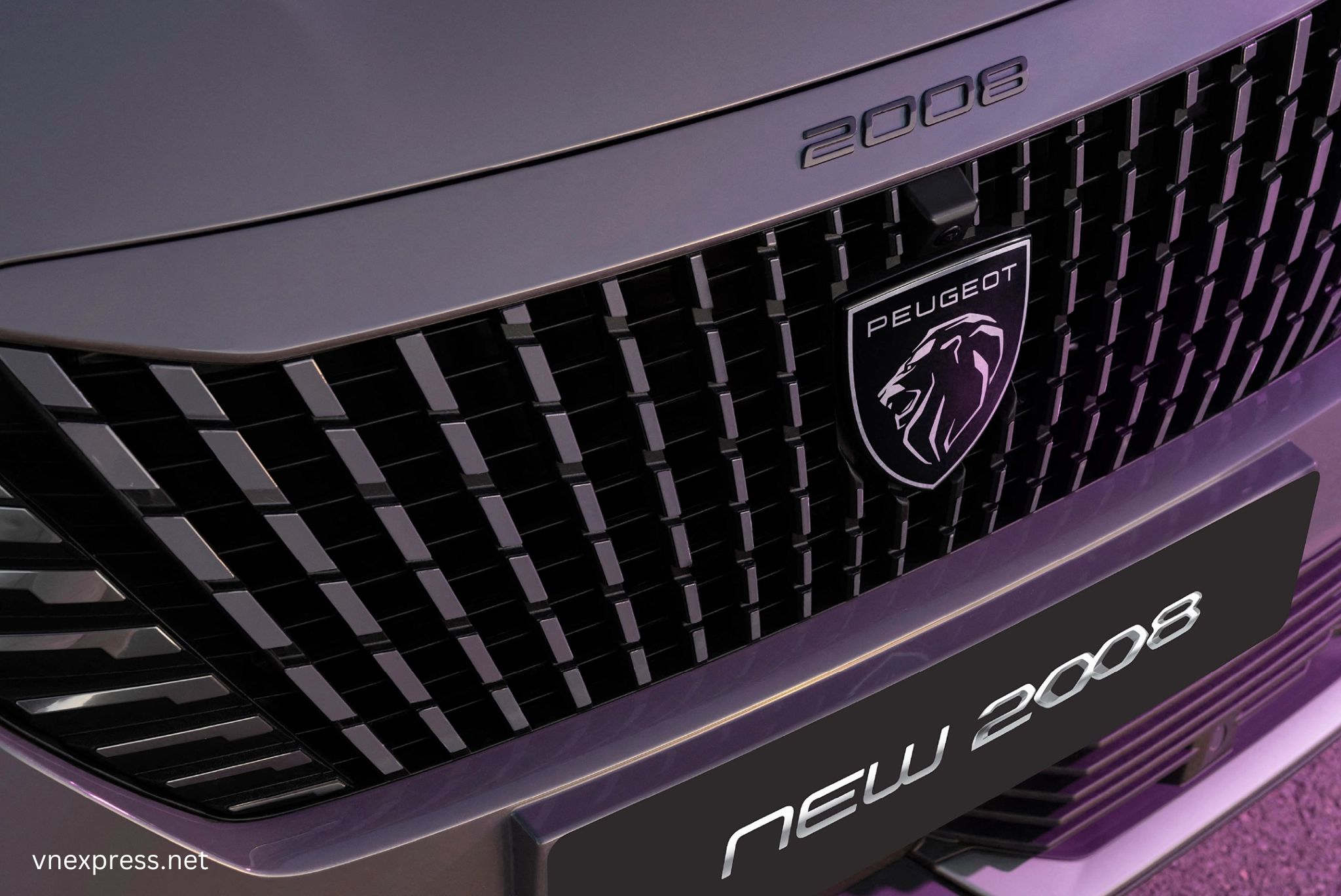 Peugeot 2008 2025 trang bị logo nhận diện mới