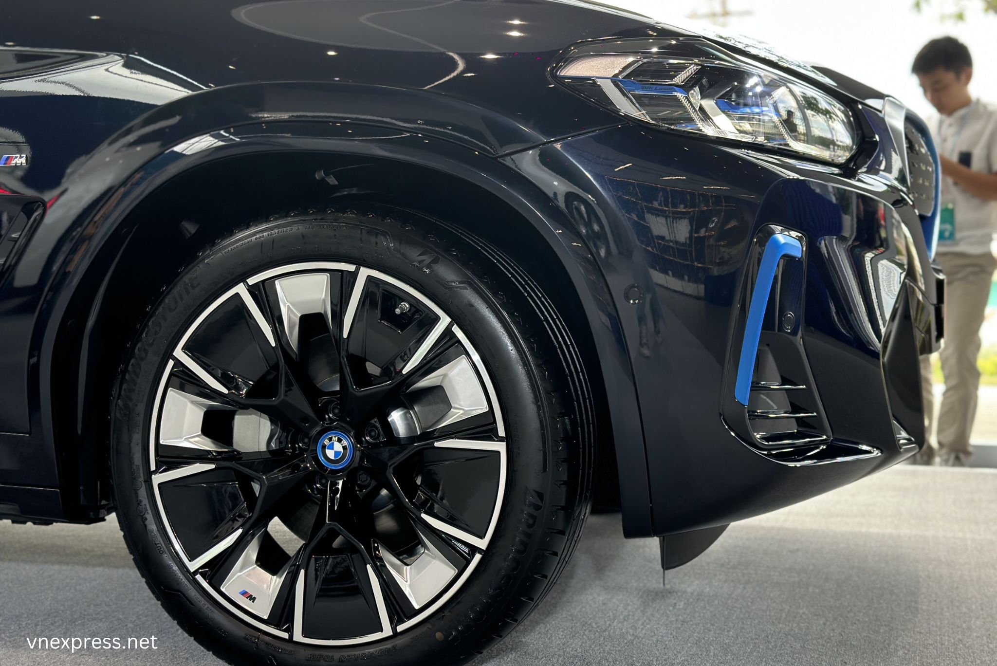 BMW iX3 2025 thiết kế mâm xe mạnh mẽ, thể thao