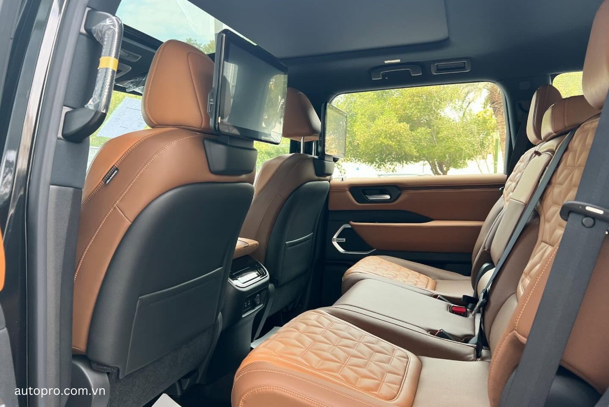Nissan Patrol 2025 trang bị màn hình ở hàng ghế sau