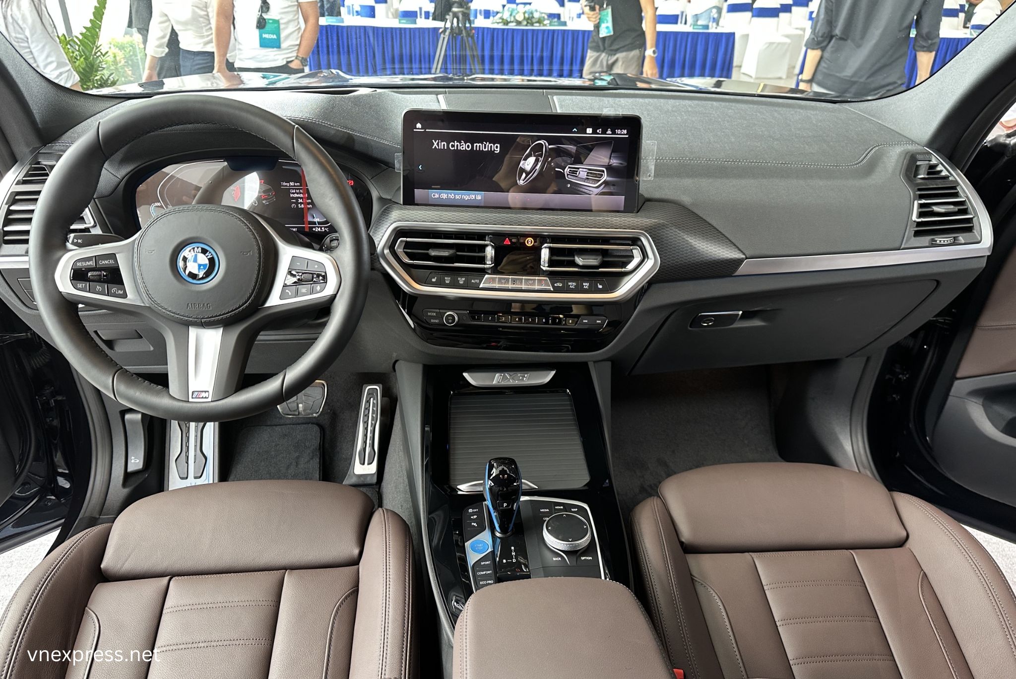 BMW iX3 2025 thiết kế vô lăng 3 chấu bọc da