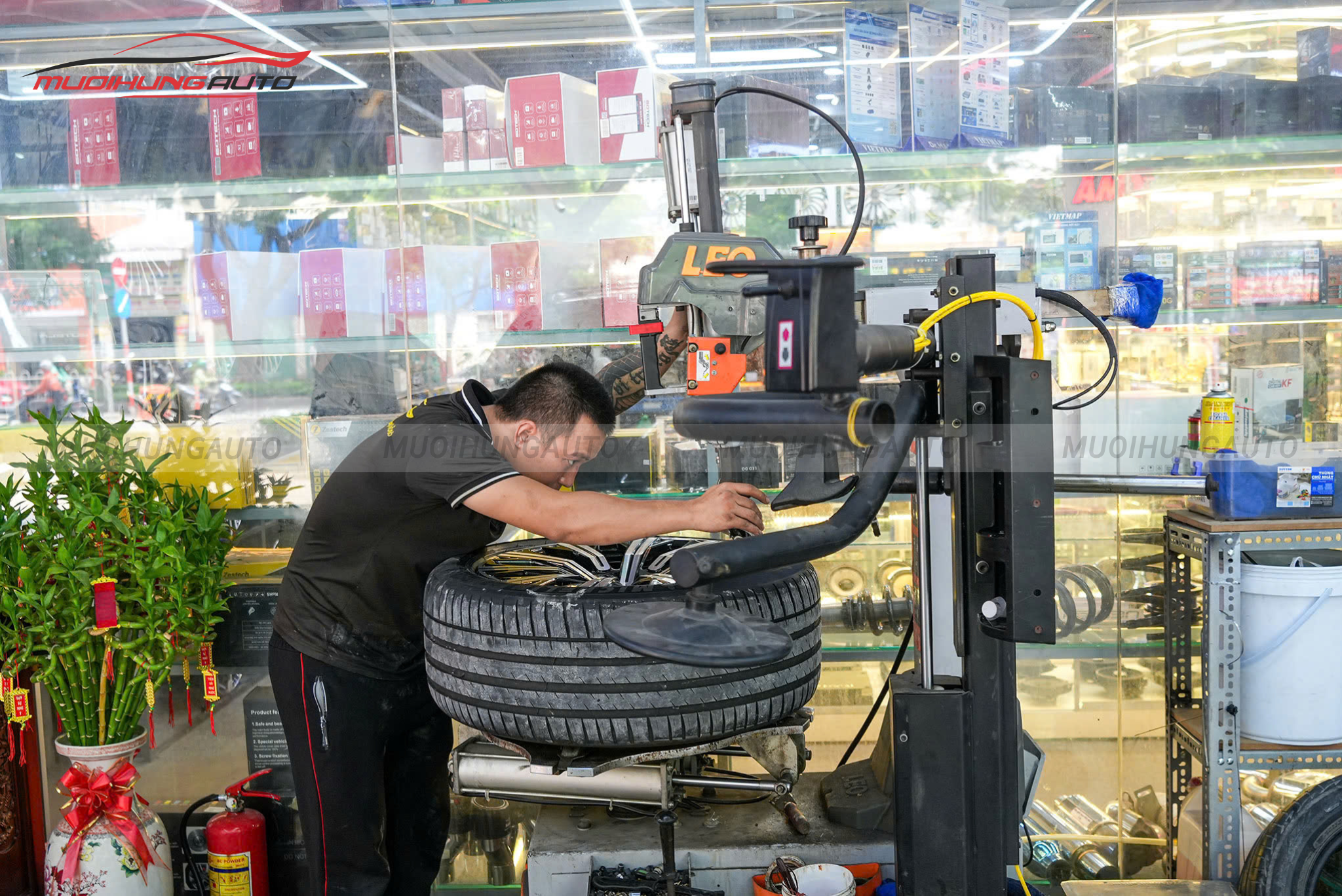 MƯỜI HÙNG AUTO TUYỂN DỤNG KỸ THUẬT VIÊN TRÁNG LỐP CHỐNG ĐINH Ô TÔ