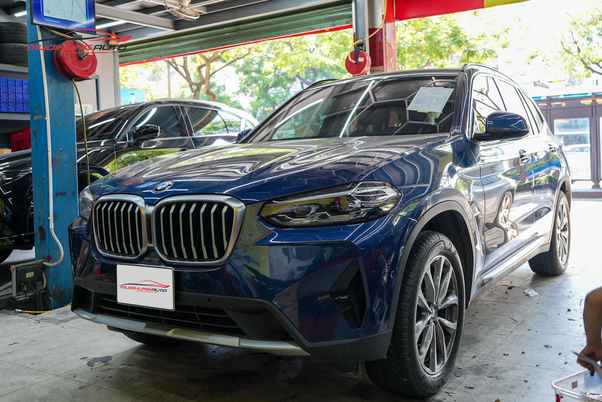Dán tấm dán chống nổ lốp cho xe BMW X3