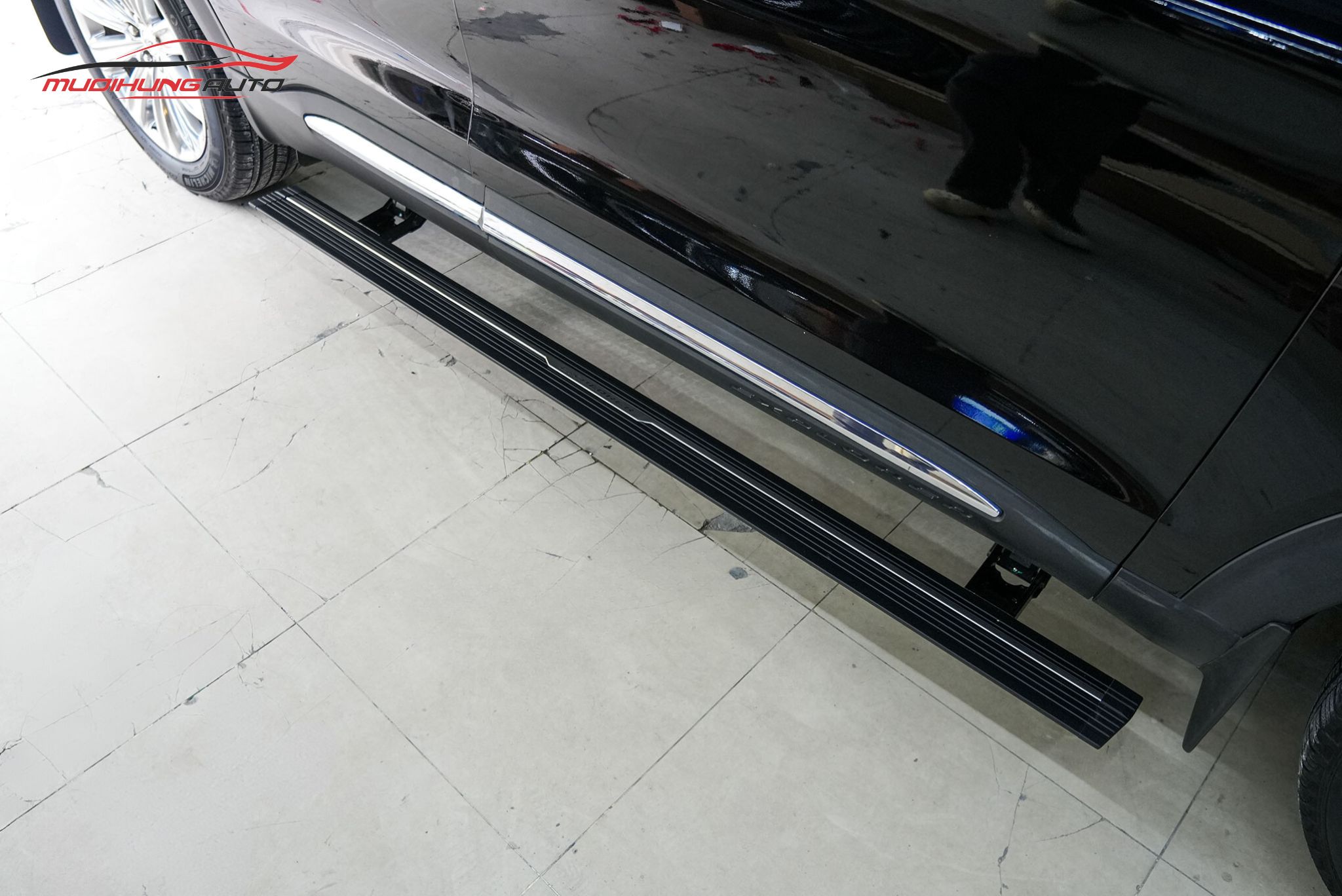 Bậc bước chân điện Ford Explorer 2022