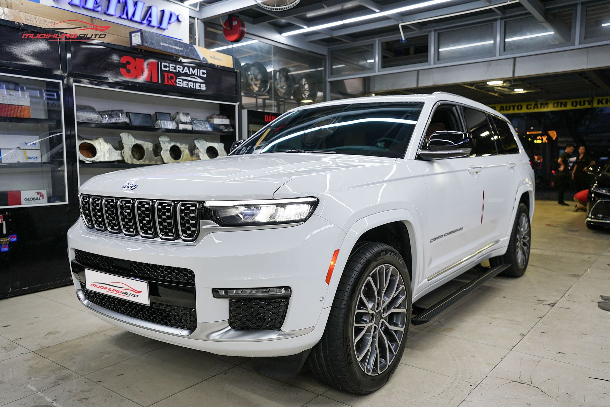 Bậc bước chân điện Jeep Grand Cherokee 2023