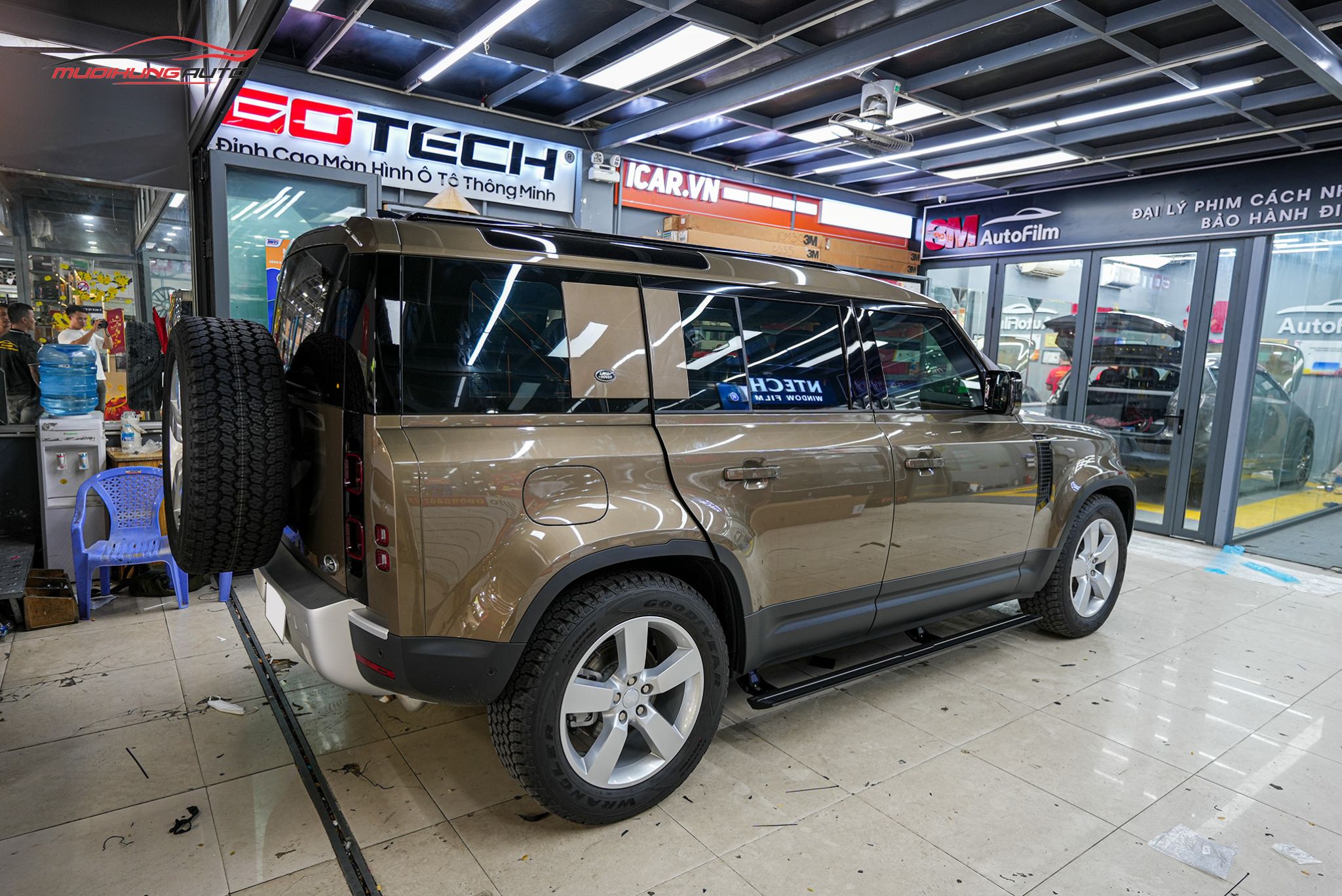 Bậc bước chân điện Land Rover Defender 2022