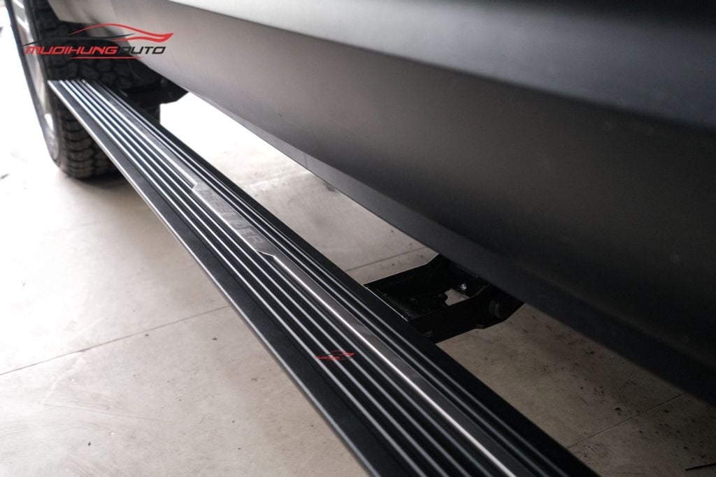 Bậc bước chân điện Land Rover Defender