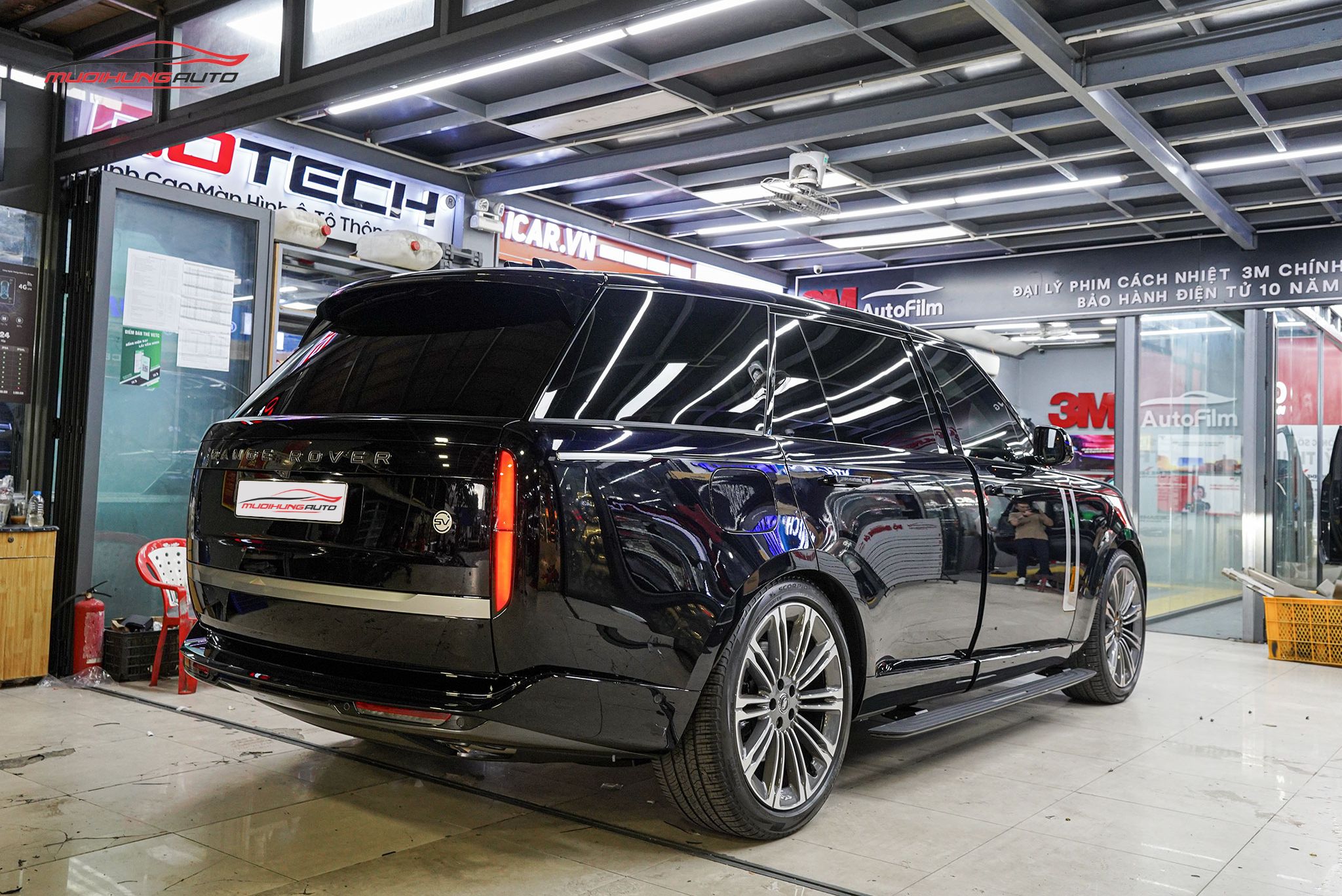 Bậc bước chân điện Land Rover Range Rover 2023