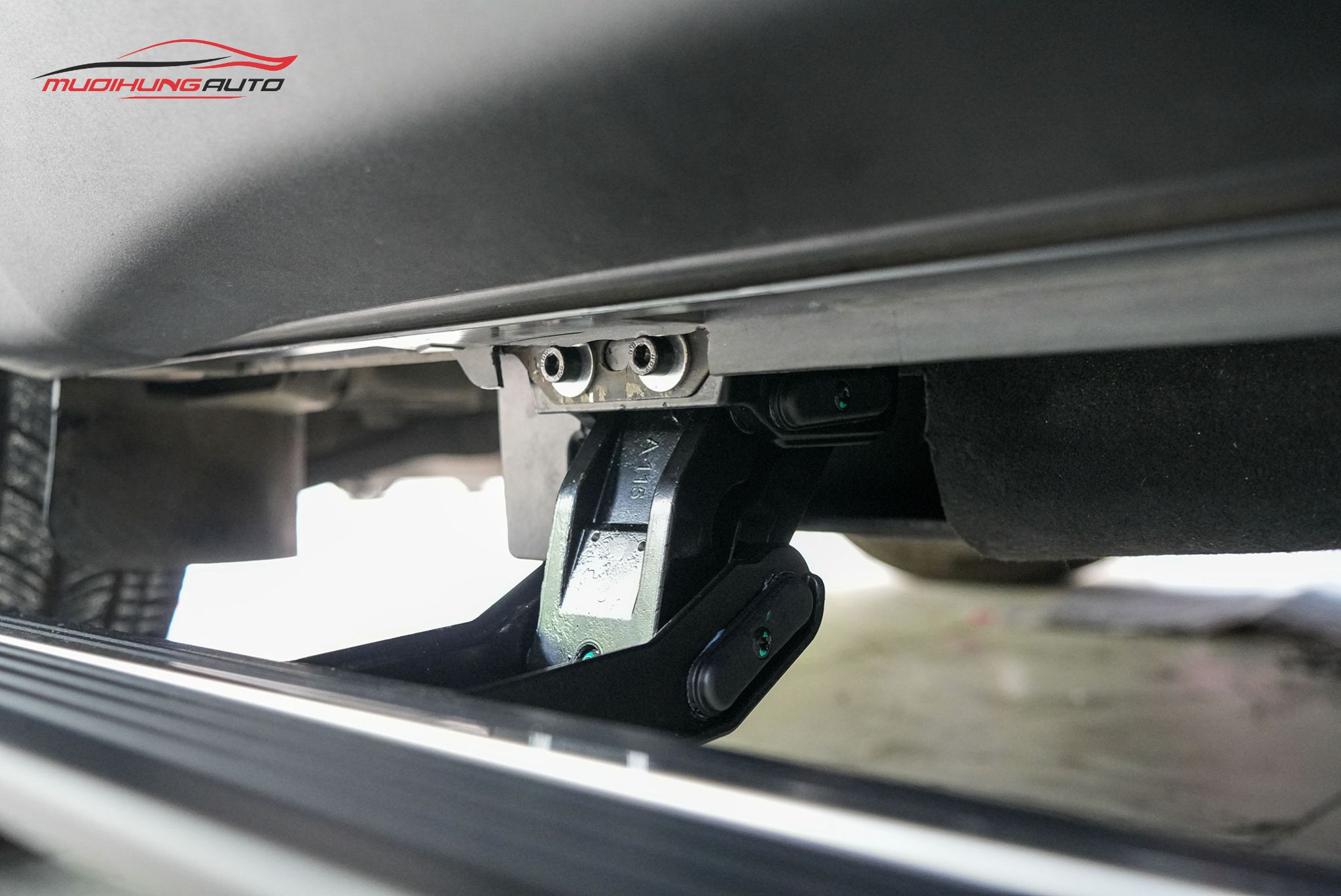 Bậc bước điện ô tô Ford Explorer 2022