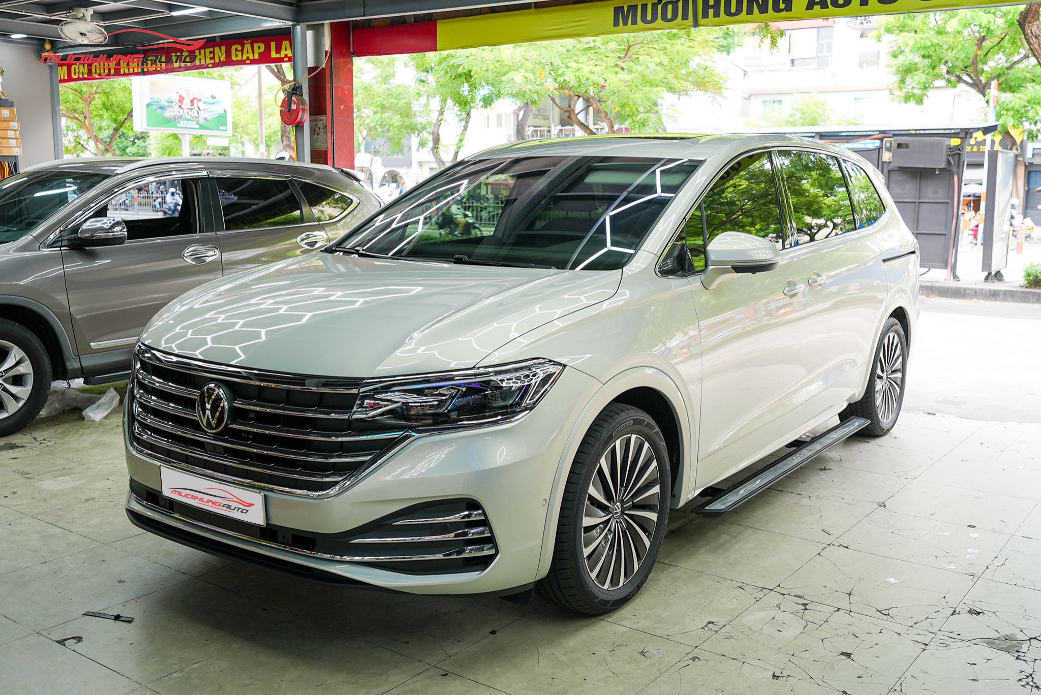 Bậc bước chân điện Volkswagen Viloran 2024