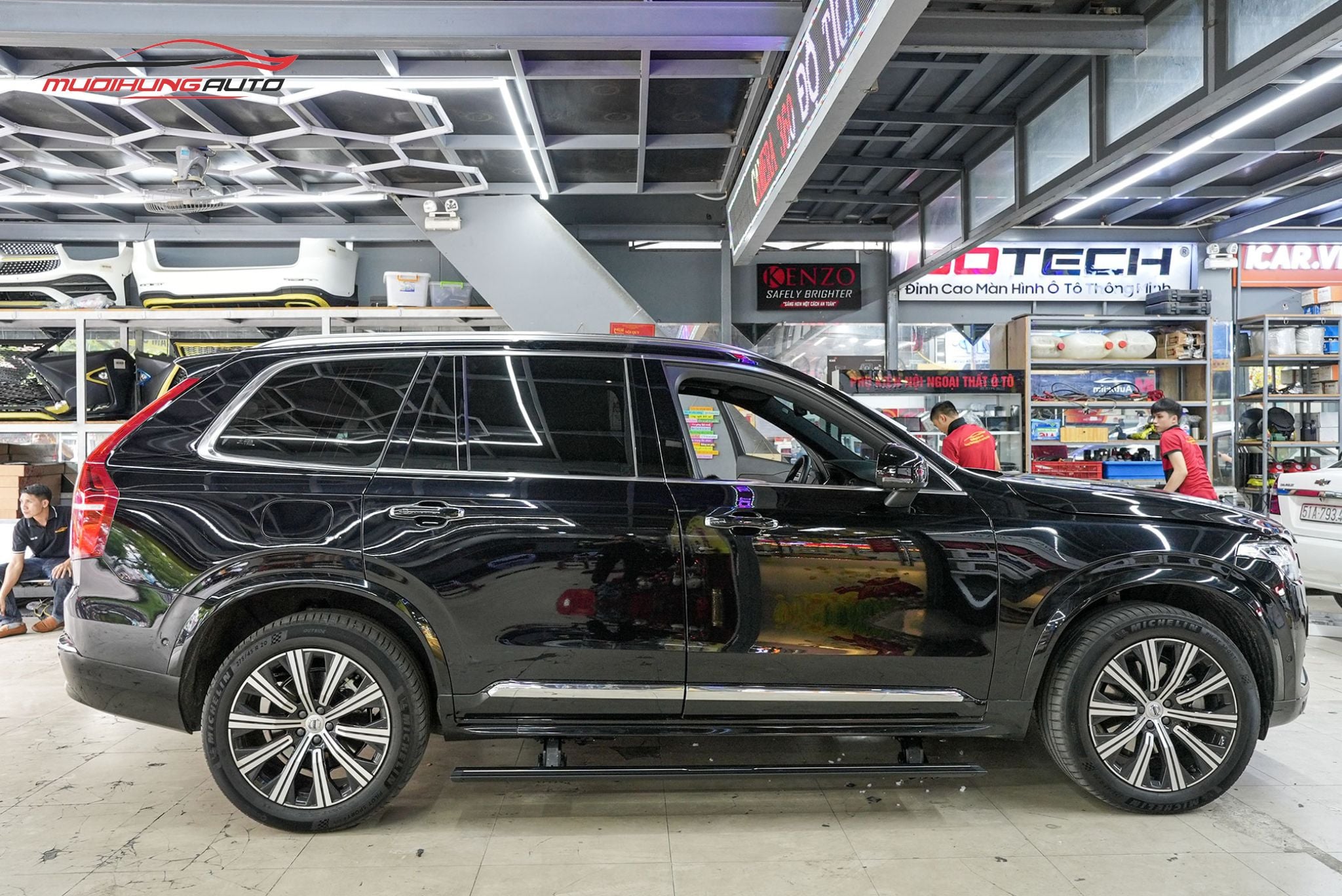 Bậc bước chân điện Volvo XC90 2022