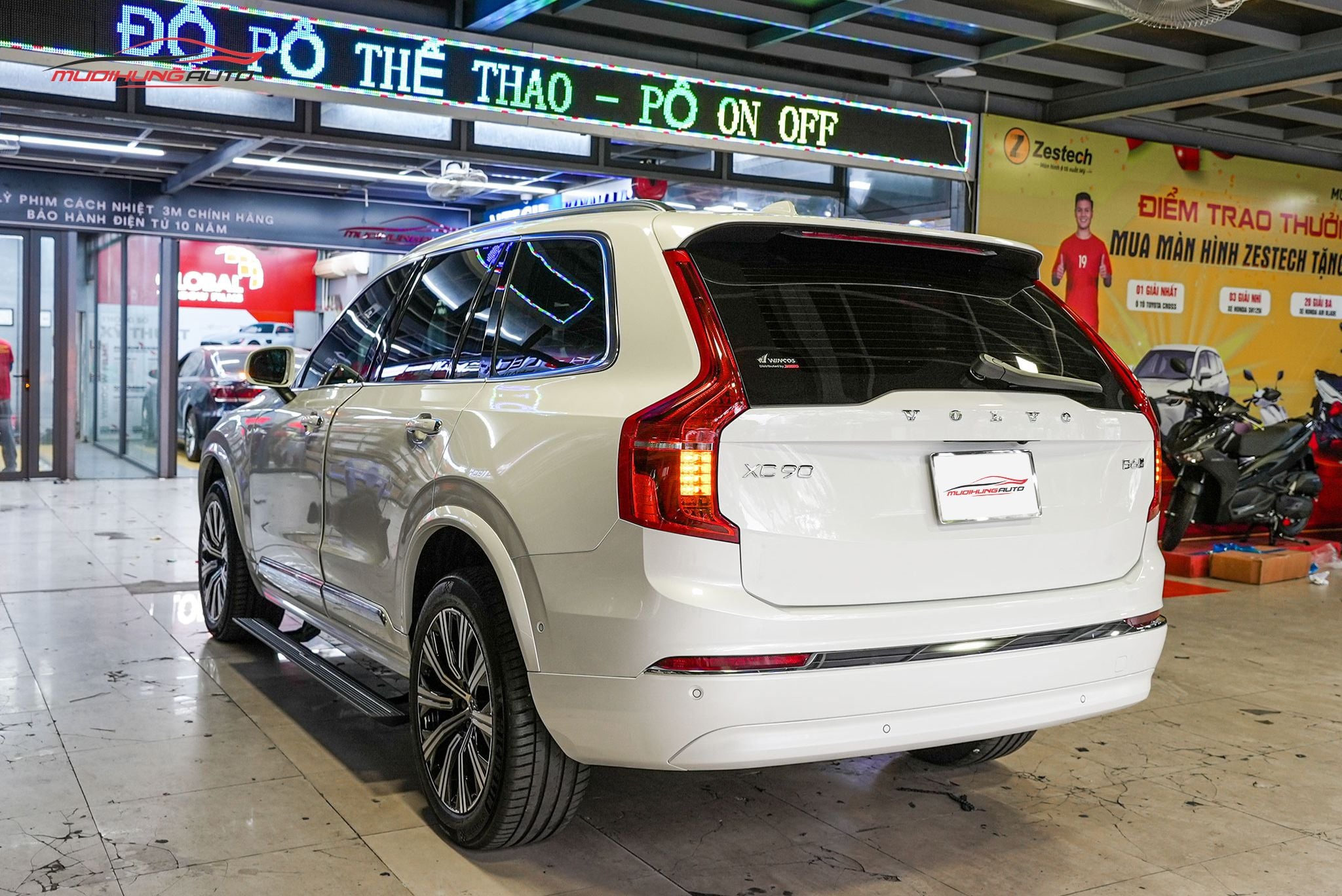 Bậc bước chân điện Volvo XC90 2023