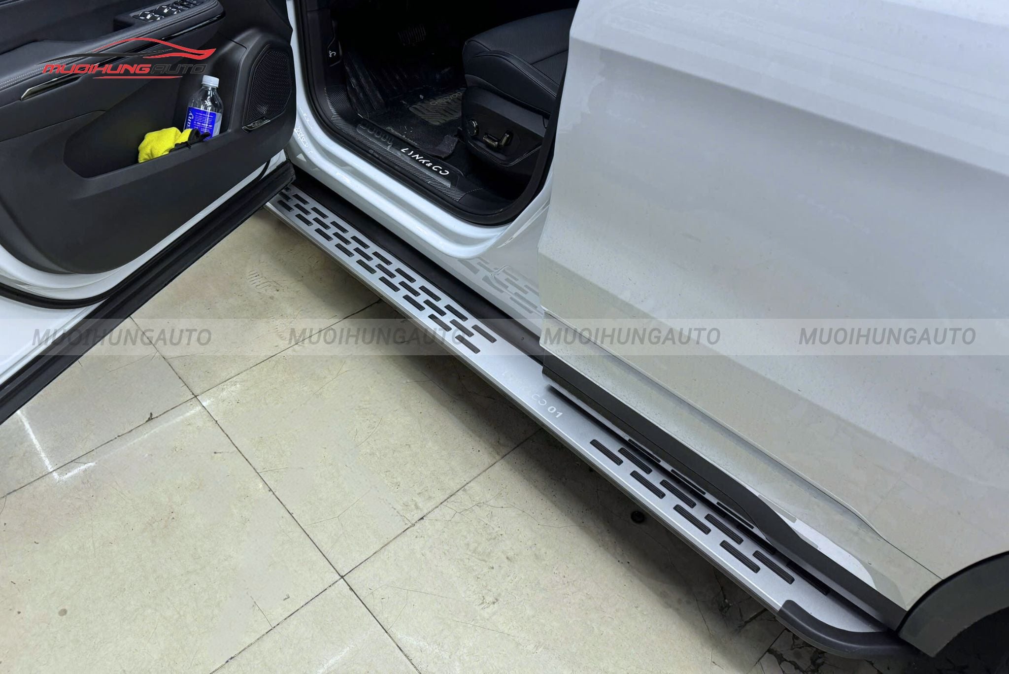 Bậc bước chân Lynk & Co 01 2025