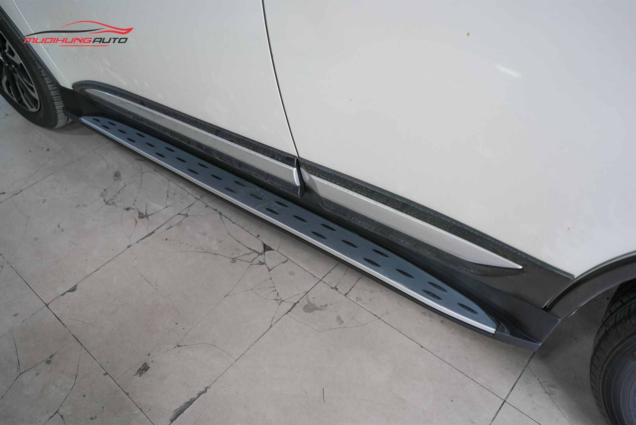 Bậc bước chân xe Mitsubishi Outlander