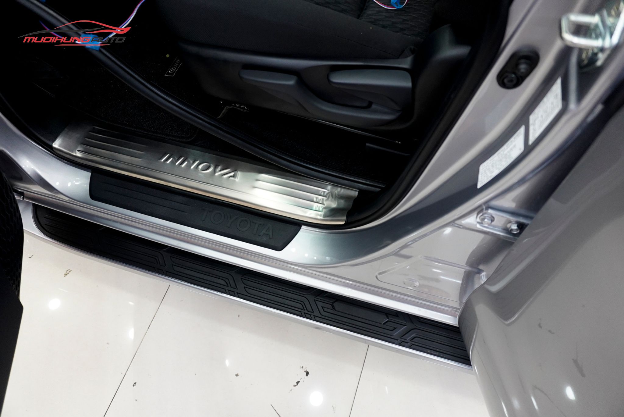 Bậc bước chân xe Toyota Innova 2022 - 2023