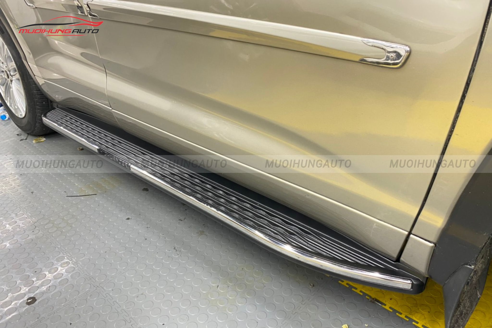 Bậc bước lên xuống cho xe Toyota Highlander 2015+