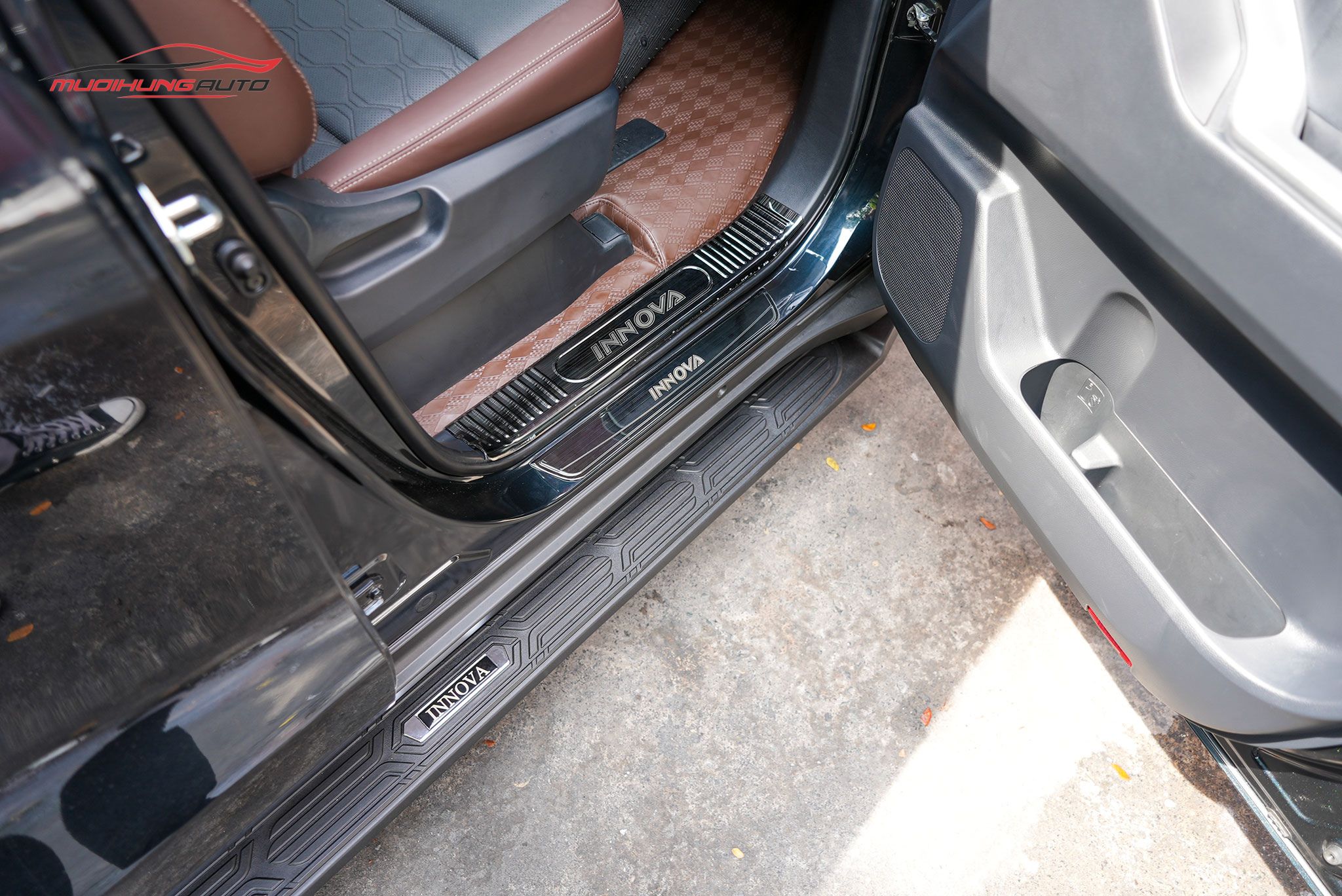 Bậc bước lên xuống Toyota Innova 2009