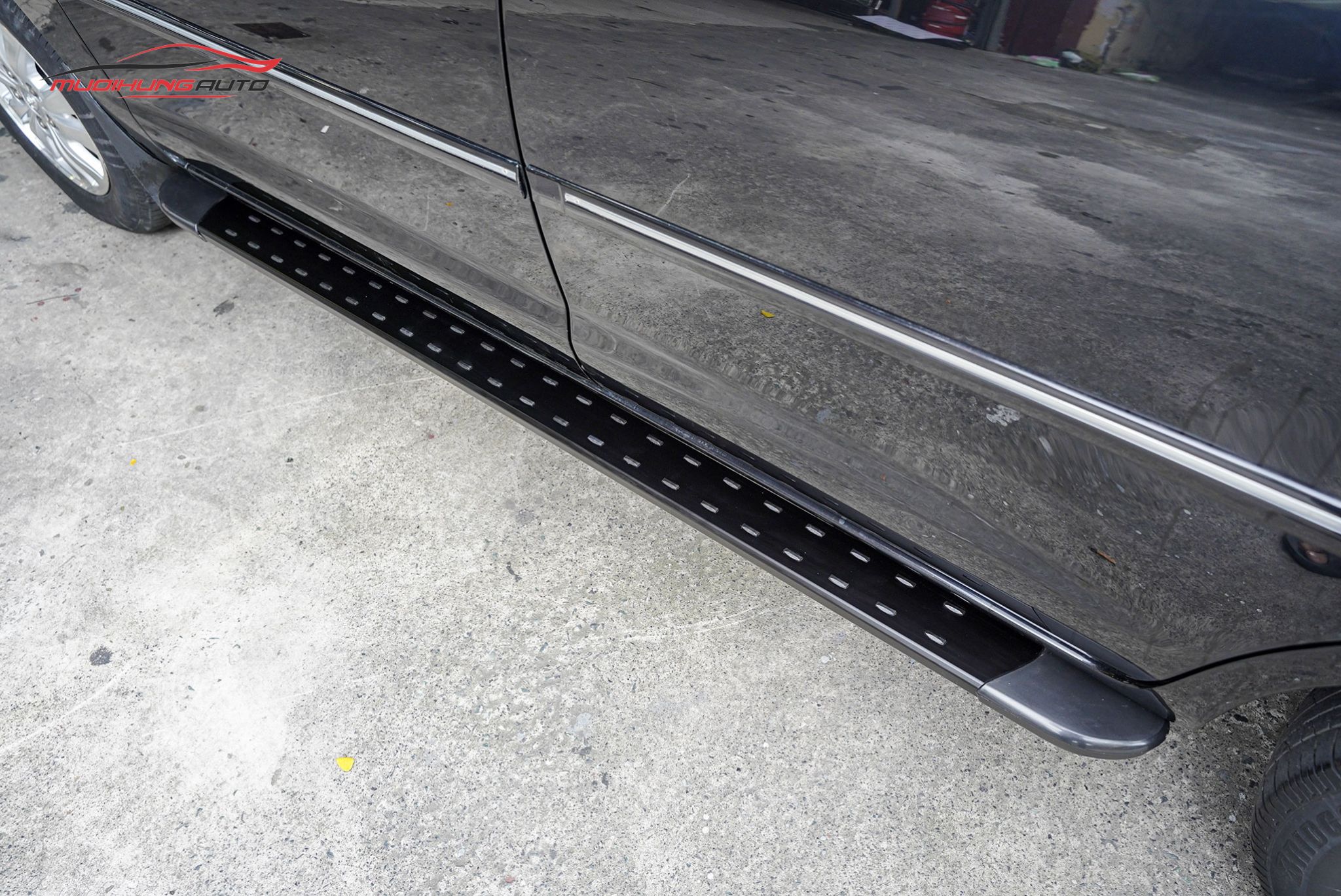 Bậc bước lên xuống Toyota Innova 2022 -  2023