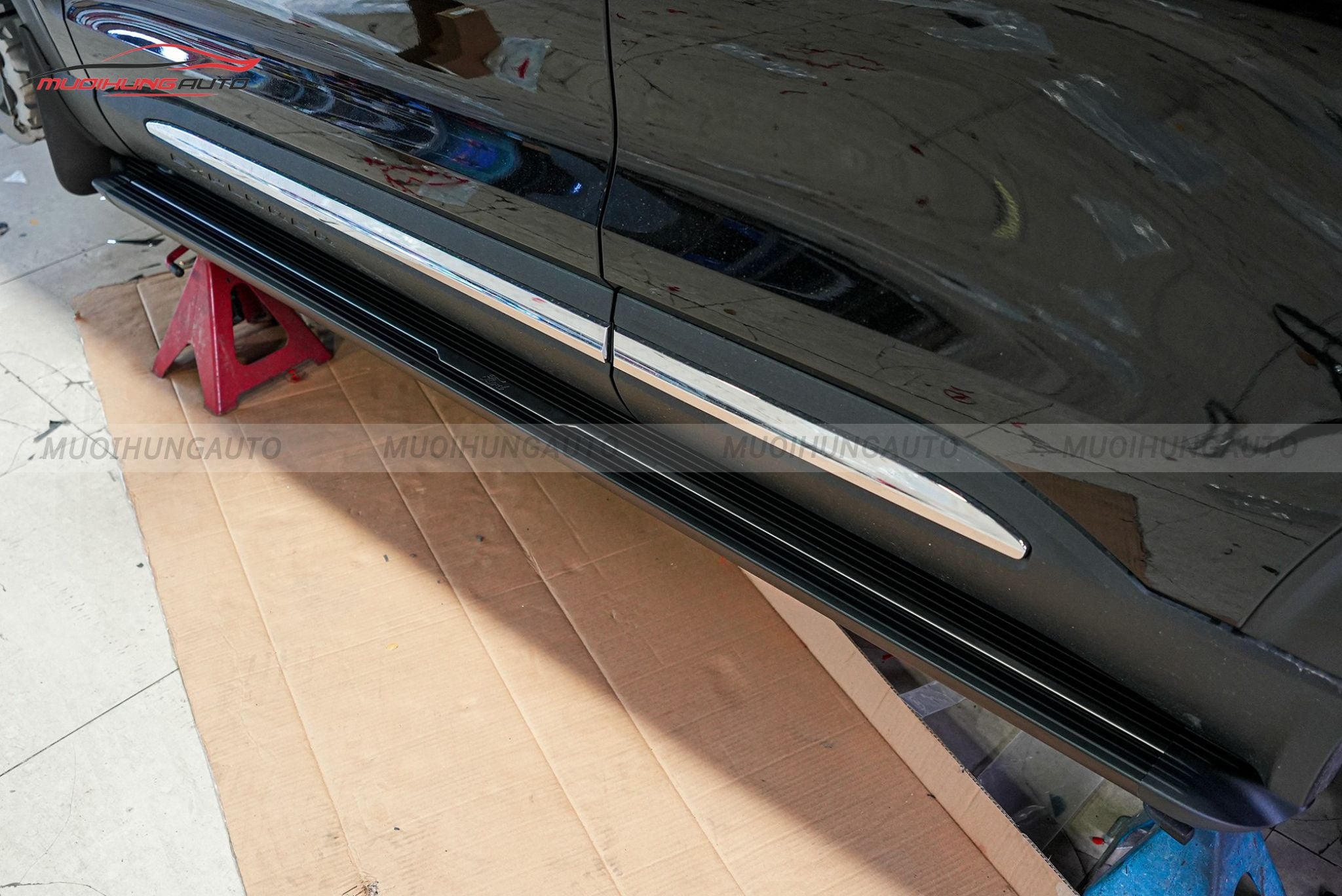 Bậc bước lên xuống xe Ford Explorer 2022