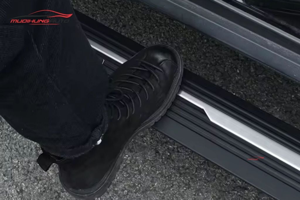 Bậc dẫm điện Land Rover Defender