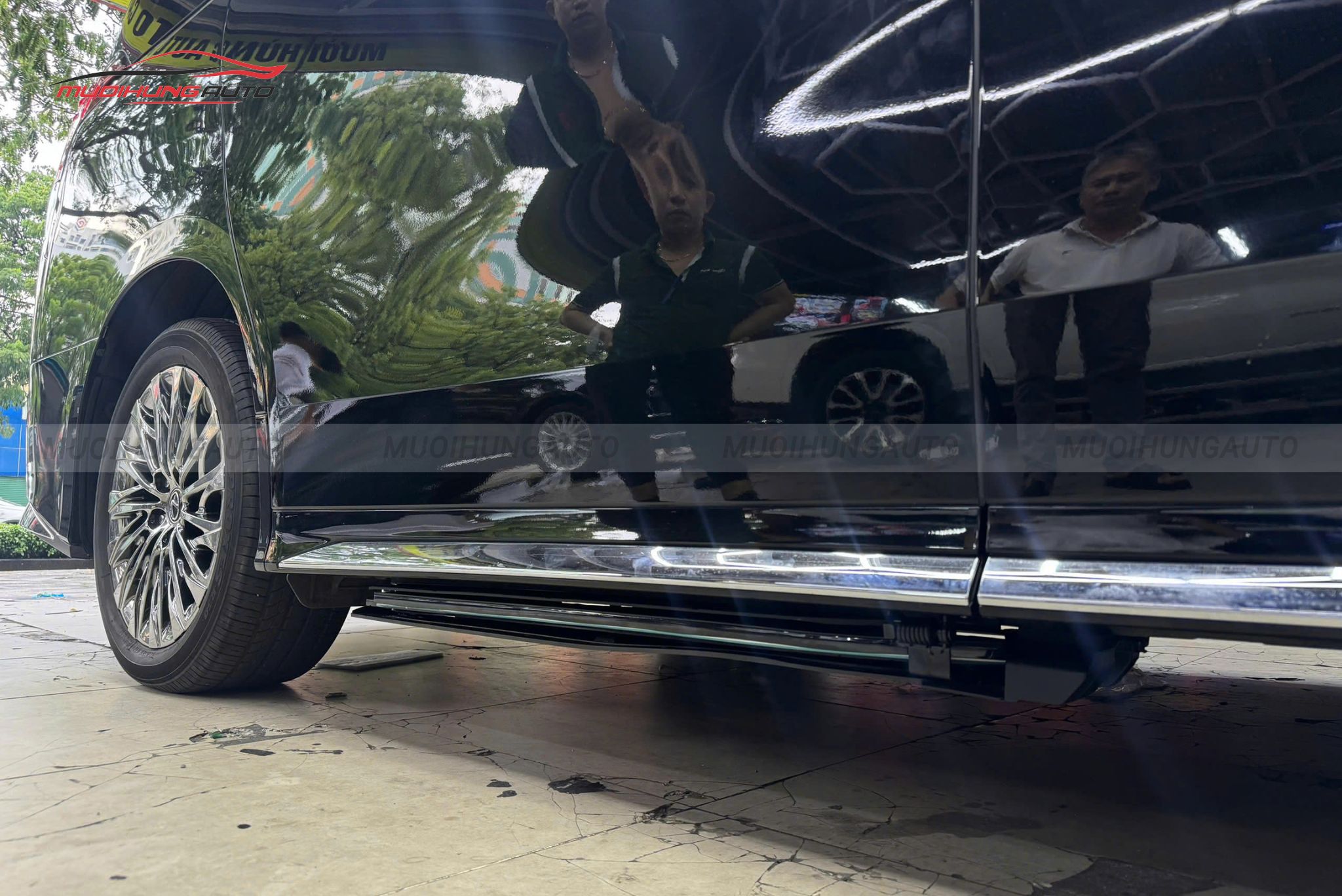 Bậc dẫm điện Lexus LM350