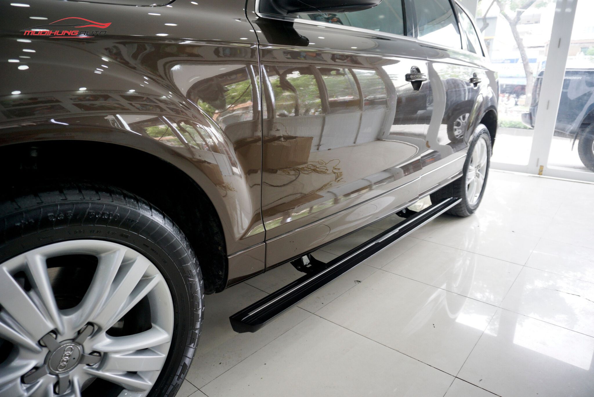 Bậc dẫm điện tự động Audi Q7 2018