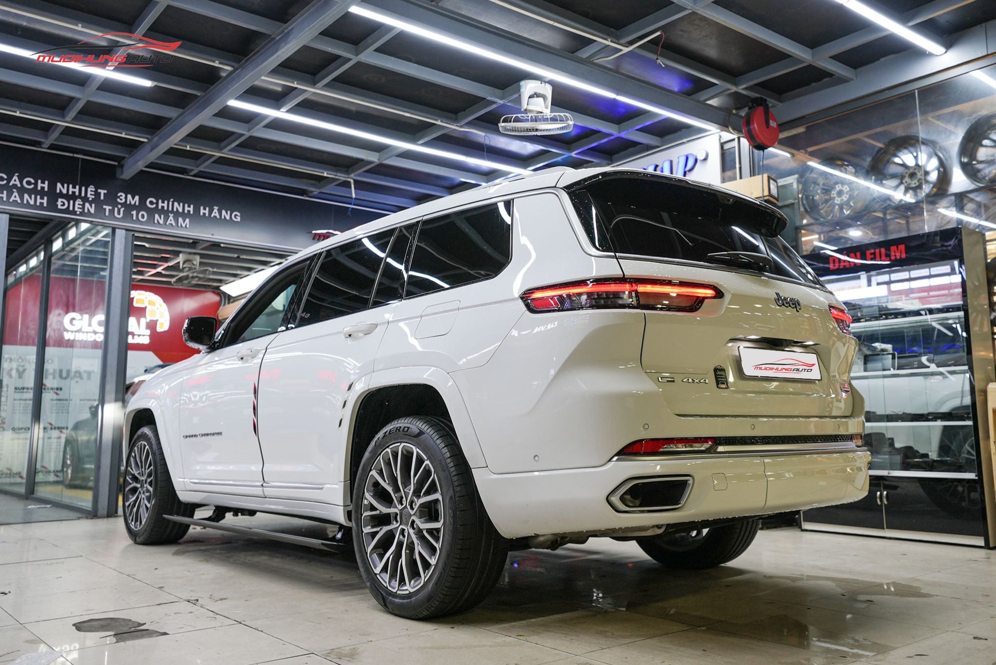 Bậc dẫm điện tự động Jeep Grand Cherokee 2023