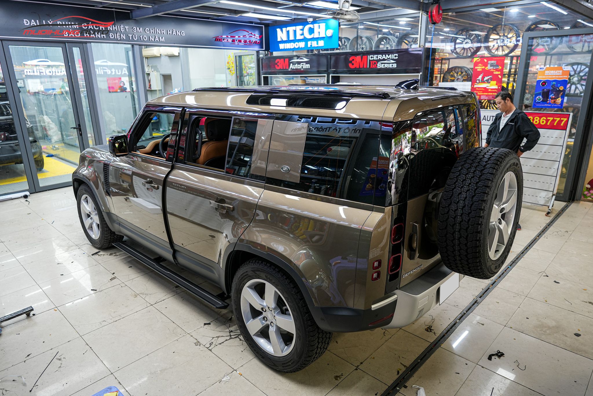 Bậc dẫm điện tự động Land Rover Defender 2022