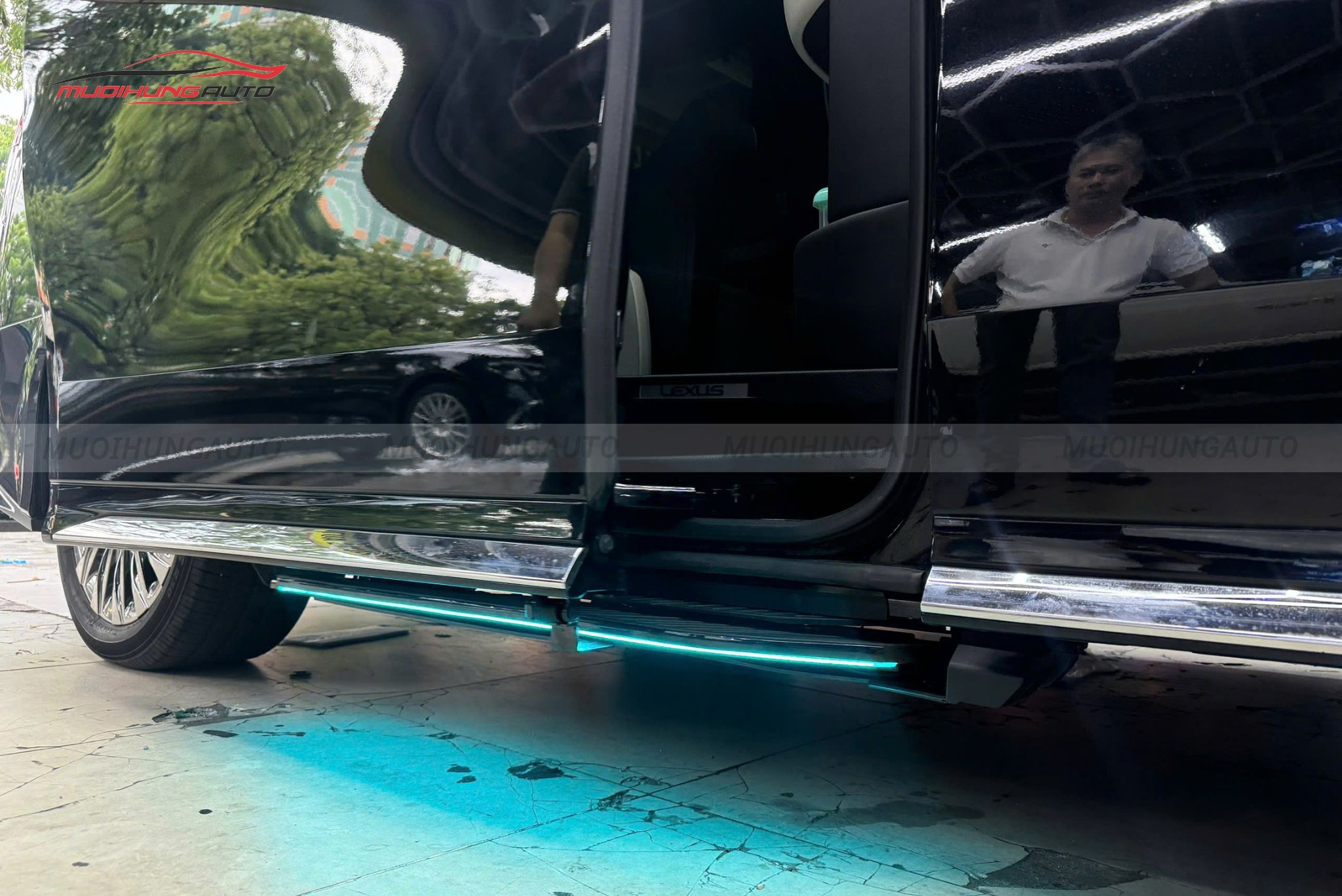 Bậc dẫm điện tự động Lexus LM350